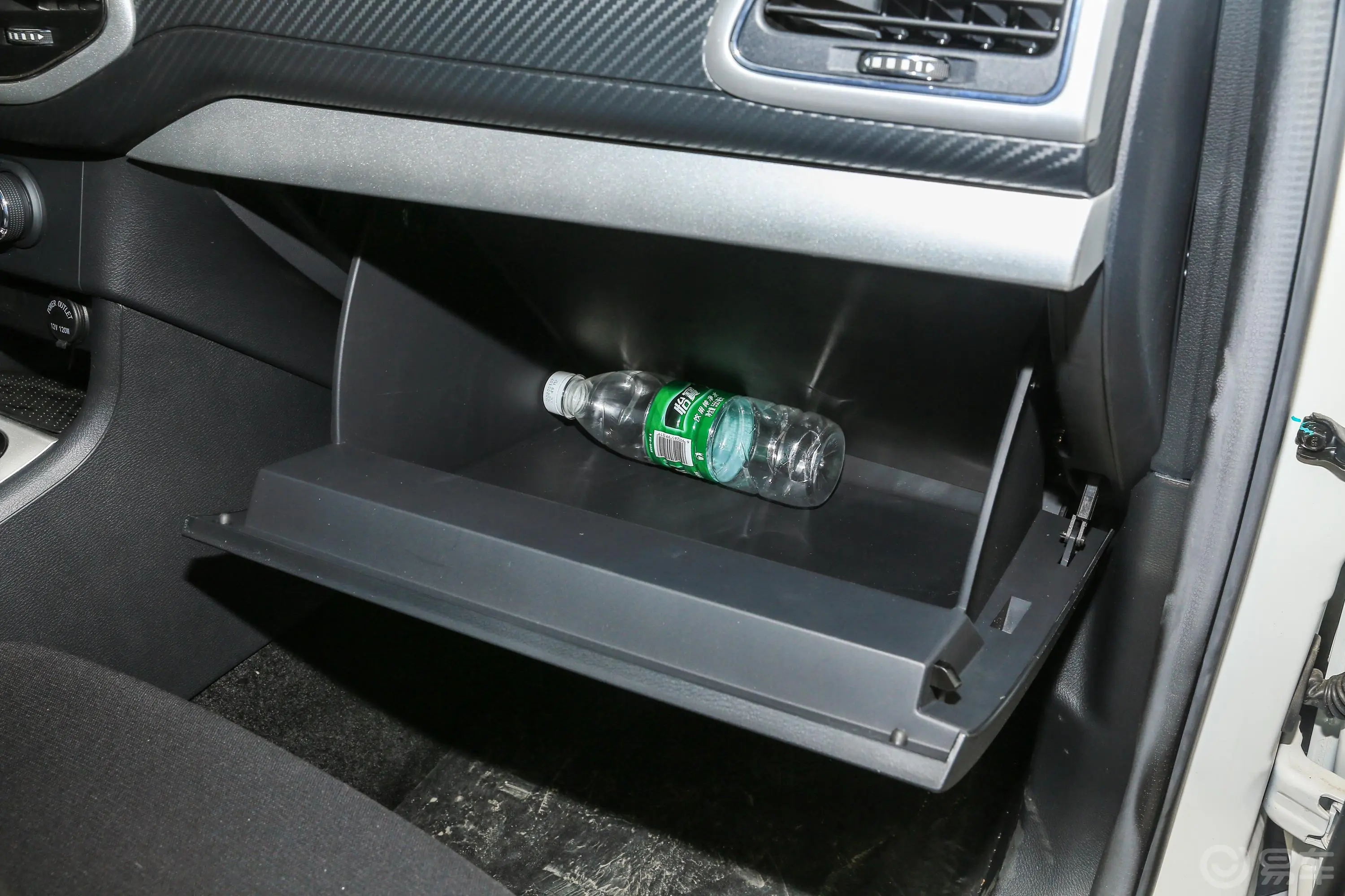 领主商用版 2.4T 手动四驱标双标准版 汽油 国VI手套箱空间水瓶横置