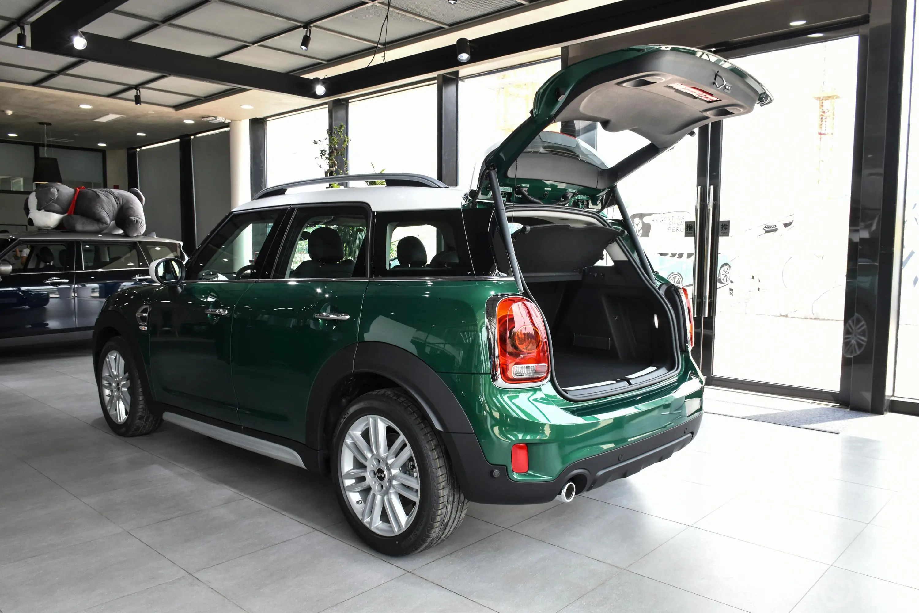 MINI COUNTRYMAN1.5T COOPER 鉴赏家后备厢开启45度侧拍