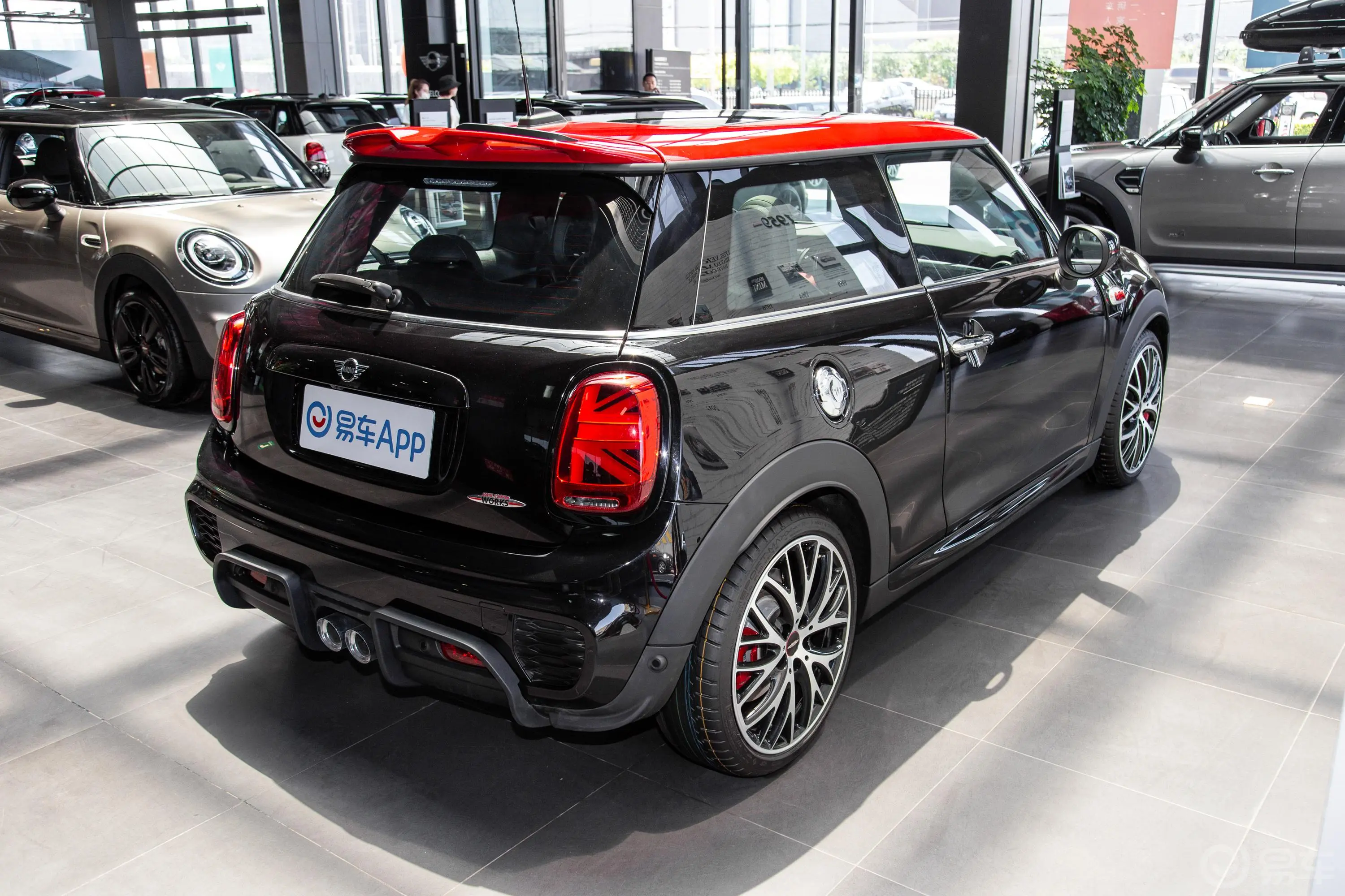 MINI JCW2.0T ALL-IN侧后45度车头向右水平