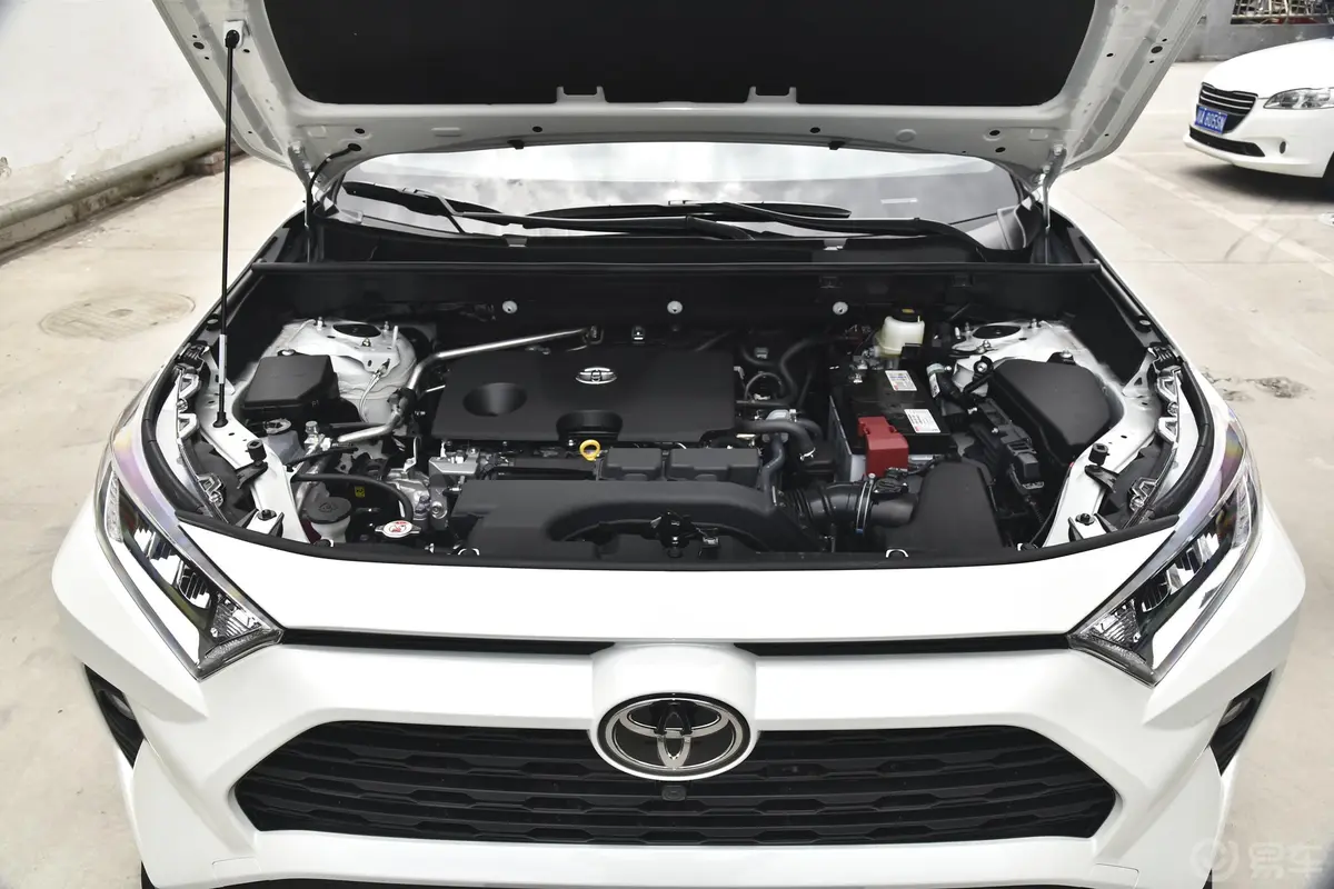 RAV4荣放2.0L CVT 四驱 风尚Plus版发动机舱整体