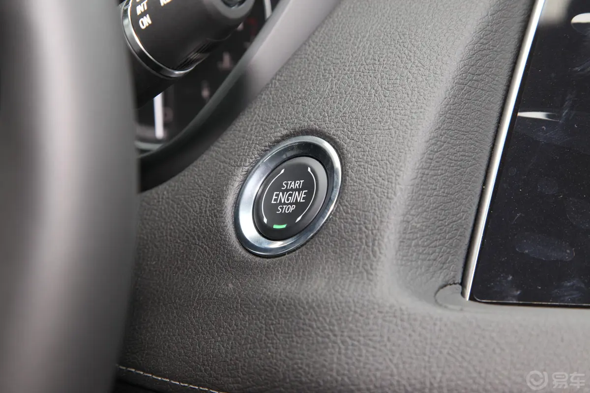 凯迪拉克XT4改款 28T 两驱 豪华型钥匙孔或一键启动按键