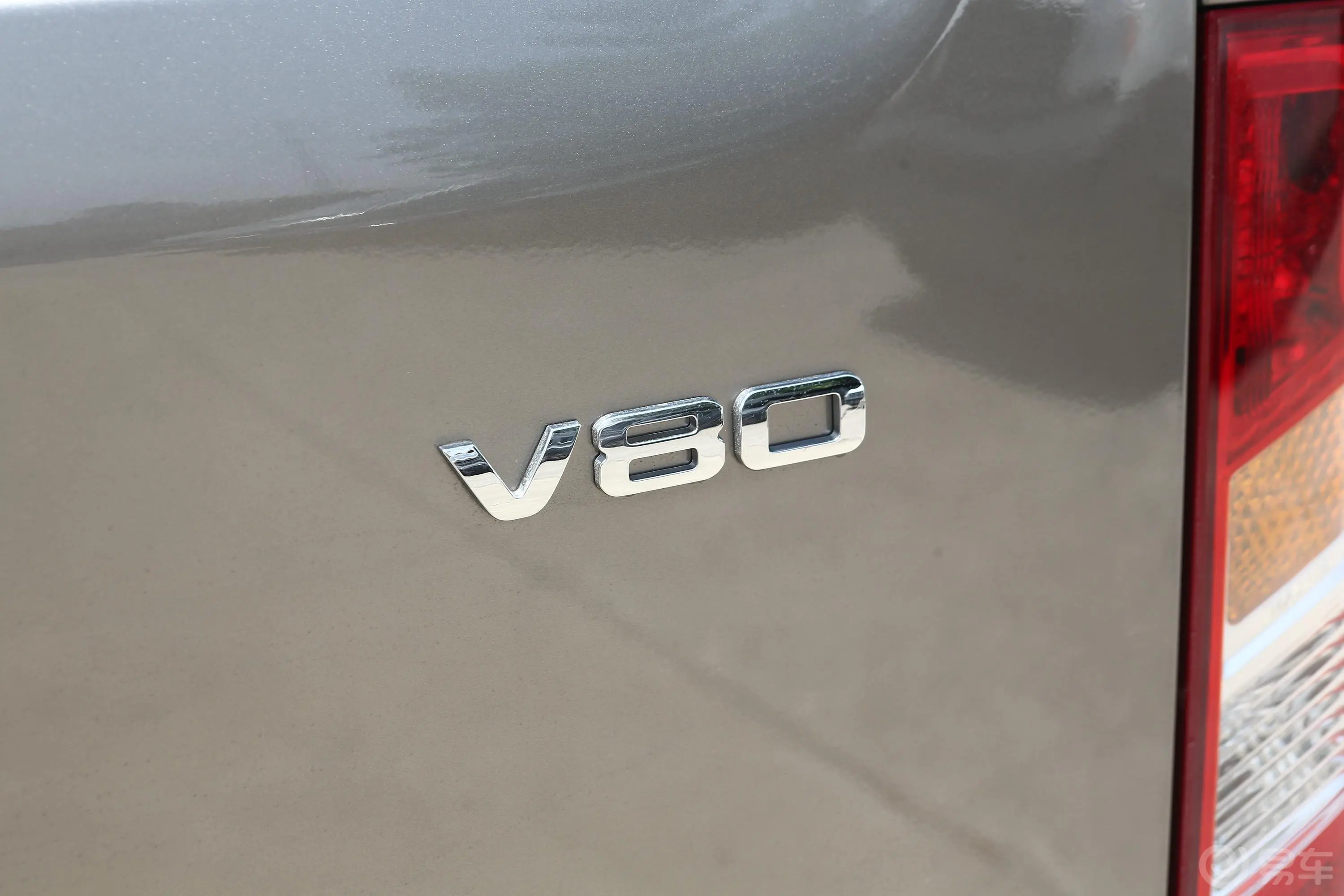 新途V80经典款 傲运通 2.5T 手动 长轴高顶 7/8/9座 国V外观