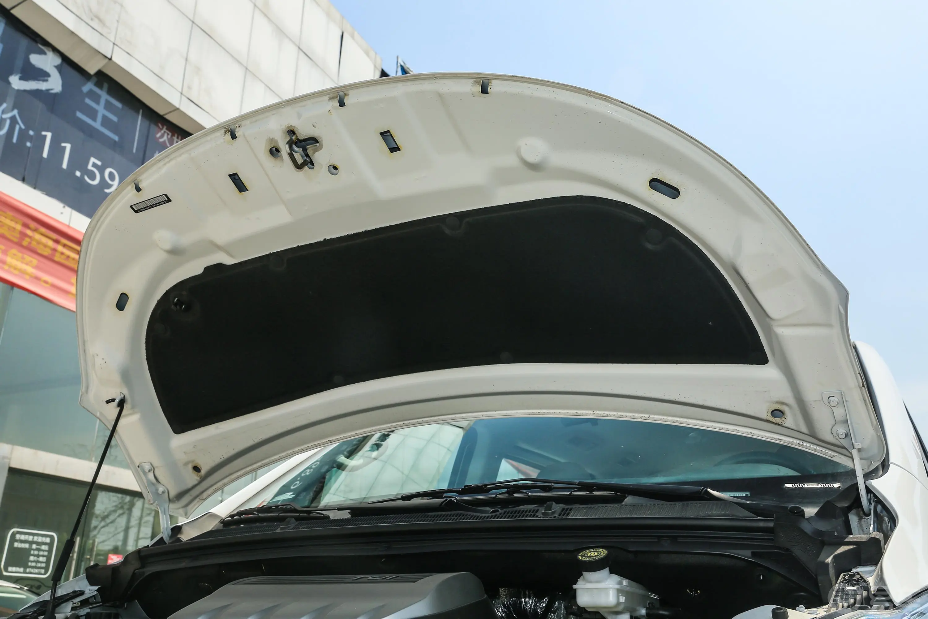 大通G10改款 PLUS 1.9T 手动 智享版 柴油 国V发动机舱盖内侧