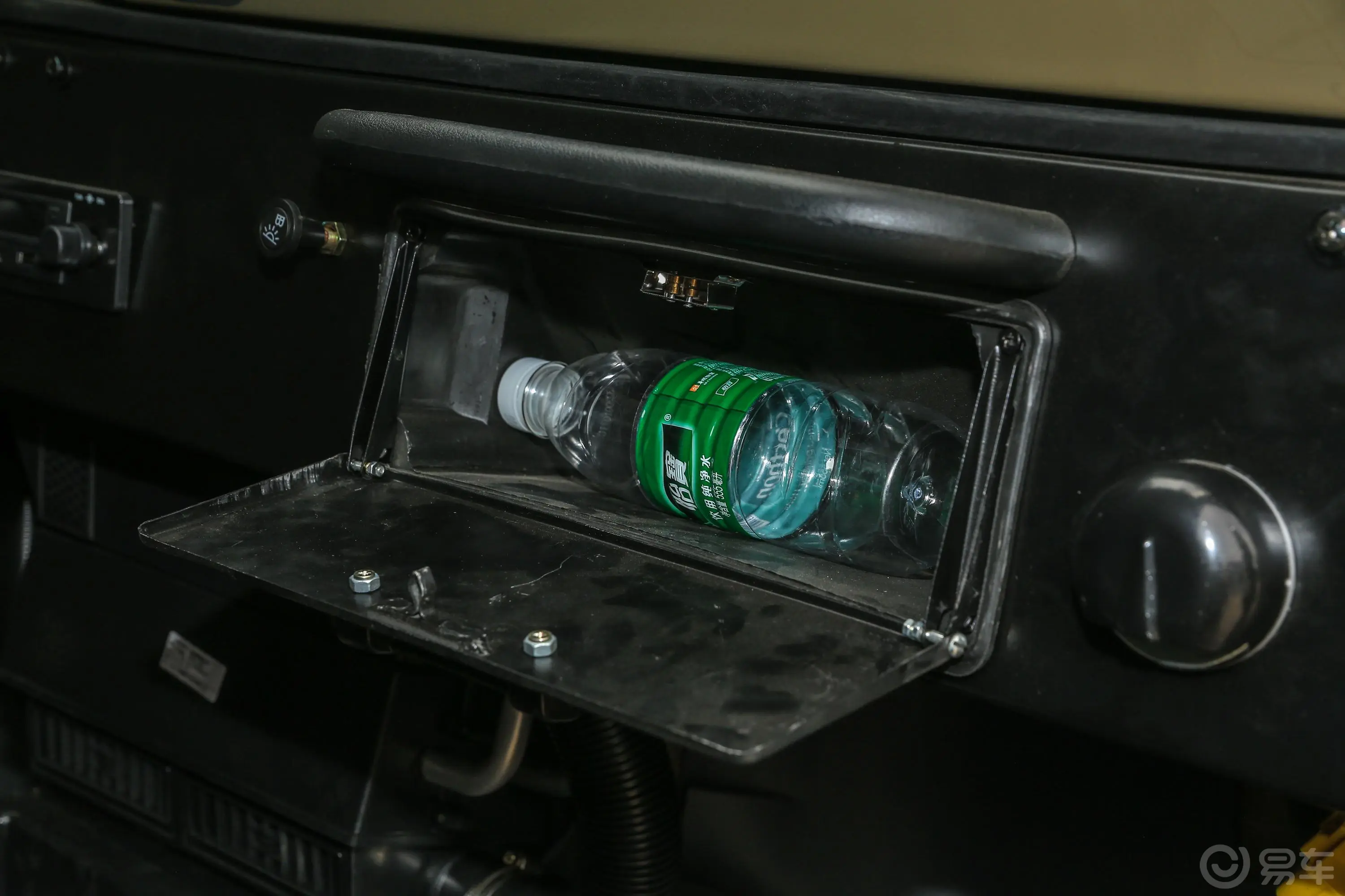 2121.5T 三角门 汽油 国VI手套箱空间水瓶横置