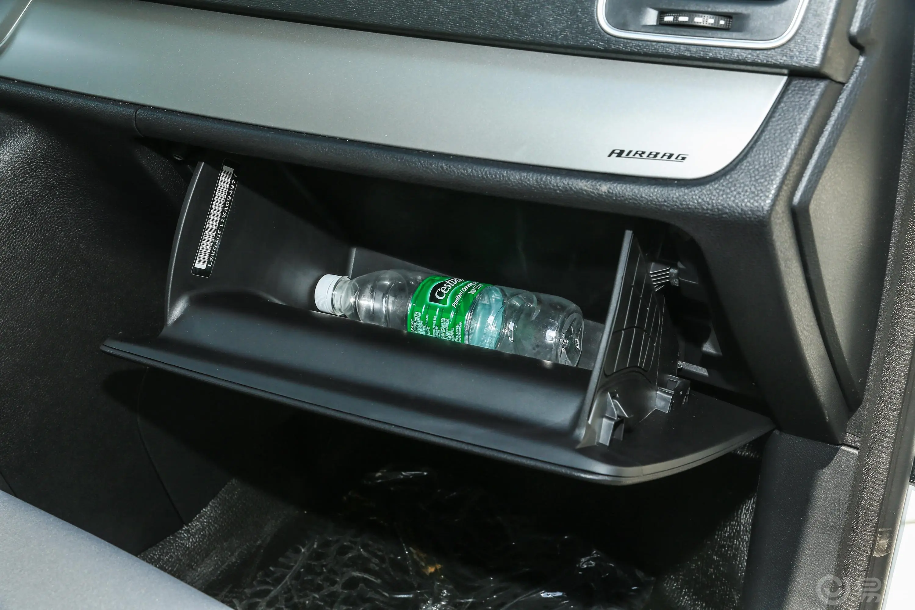 大通G10改款 PLUS 1.9T 手动 智享版 柴油 国V手套箱空间水瓶横置