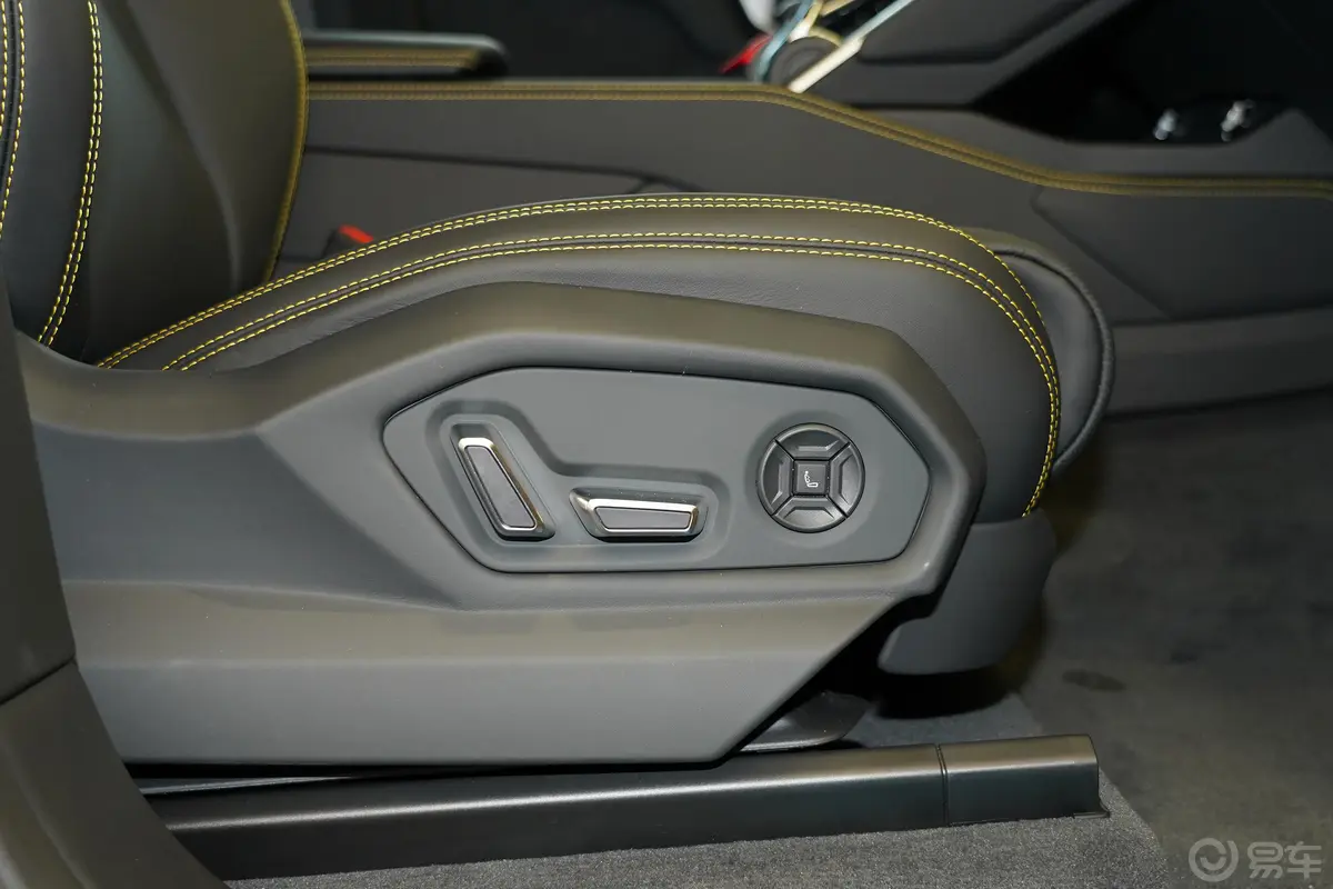 Urus4.0T V8副驾座椅调节