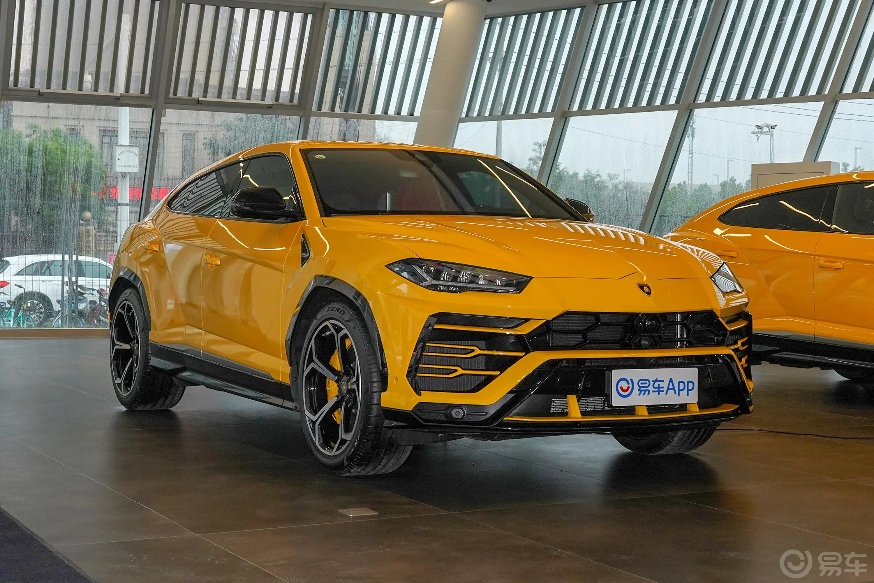 Urus4.0T V8侧前45度车头向左水平