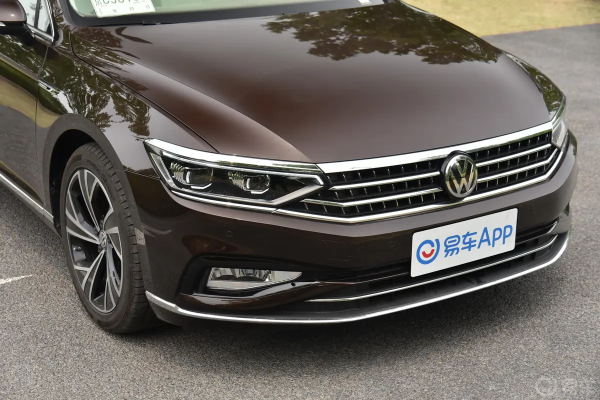 迈腾380TSI 旗舰型前格栅侧俯拍