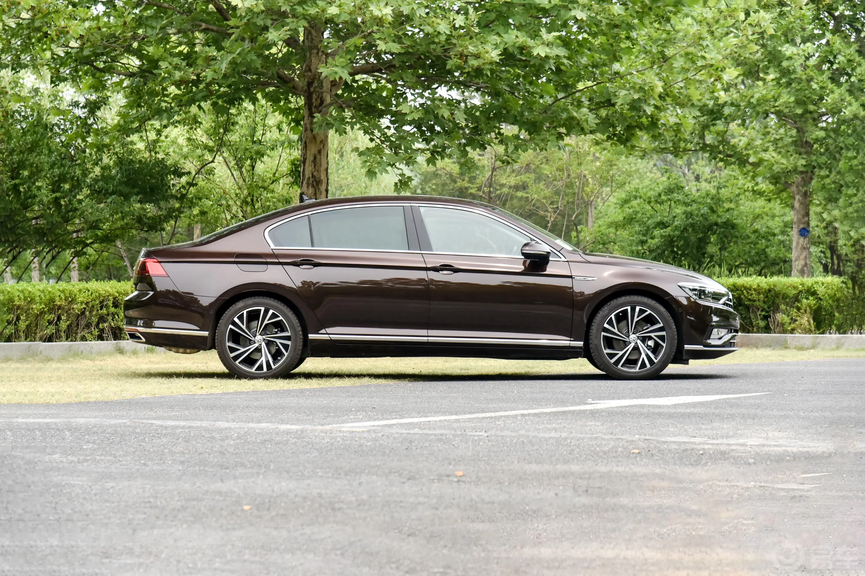 迈腾380TSI 旗舰型正侧车头向右水平