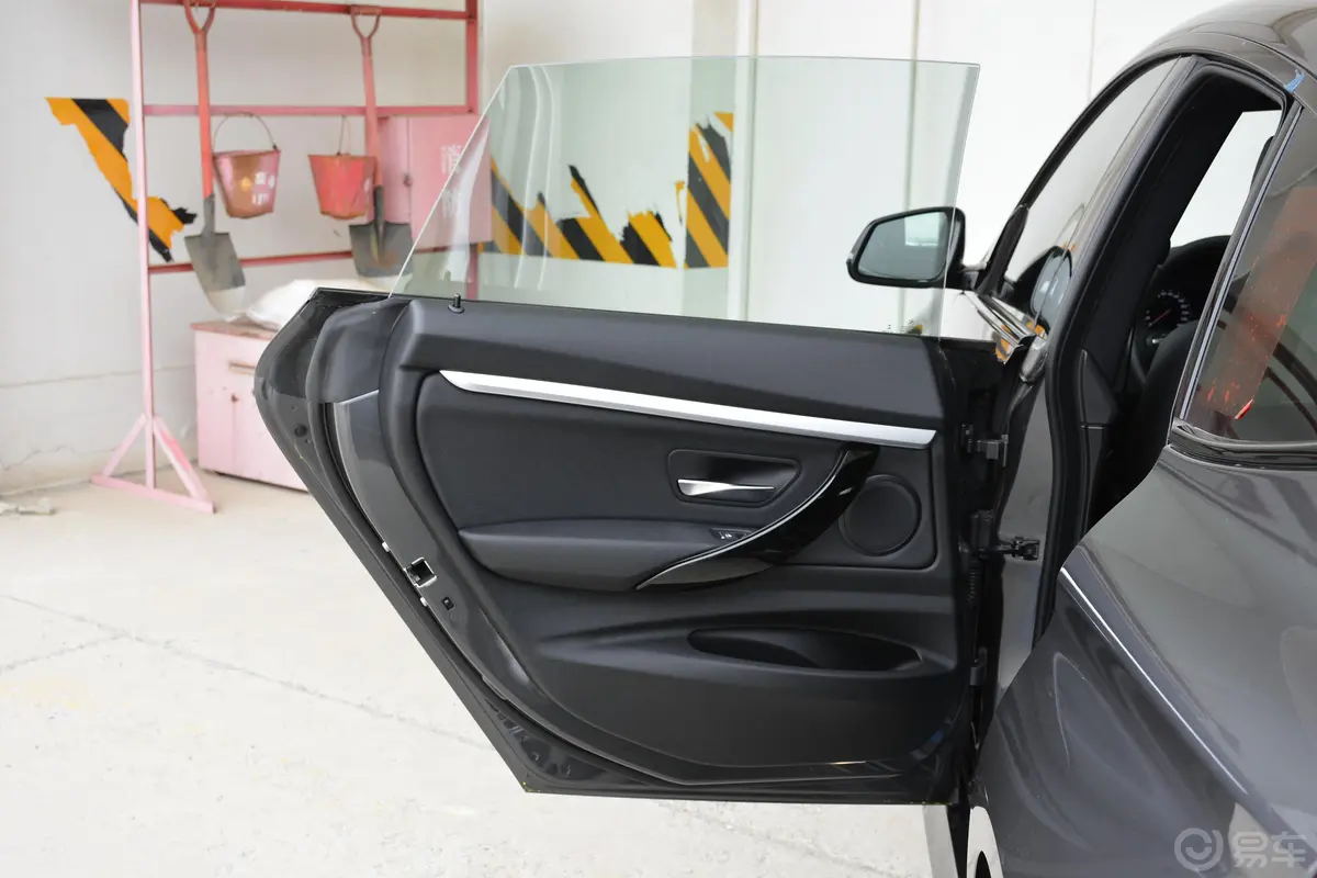 宝马3系GT320i M运动套装驾驶员侧后车门