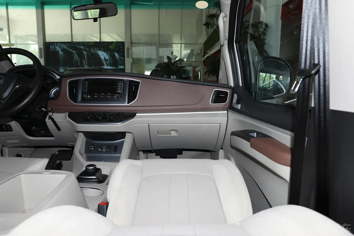 菱智M5 EV长航版 舒适型 7座副驾驶位区域