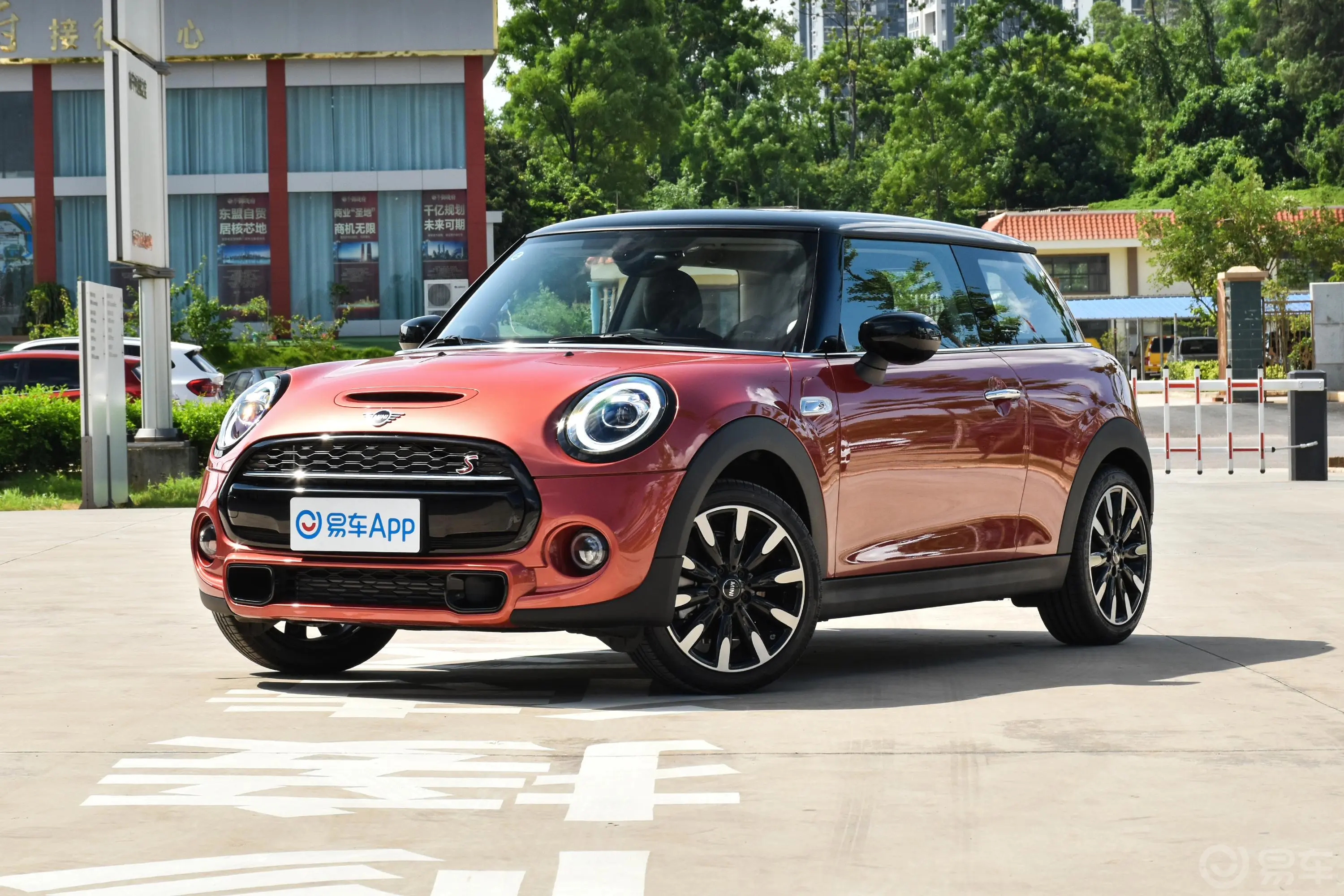 MINI2.0T COOPER S 双离合 日不落红限量版侧前45度车头向左水平