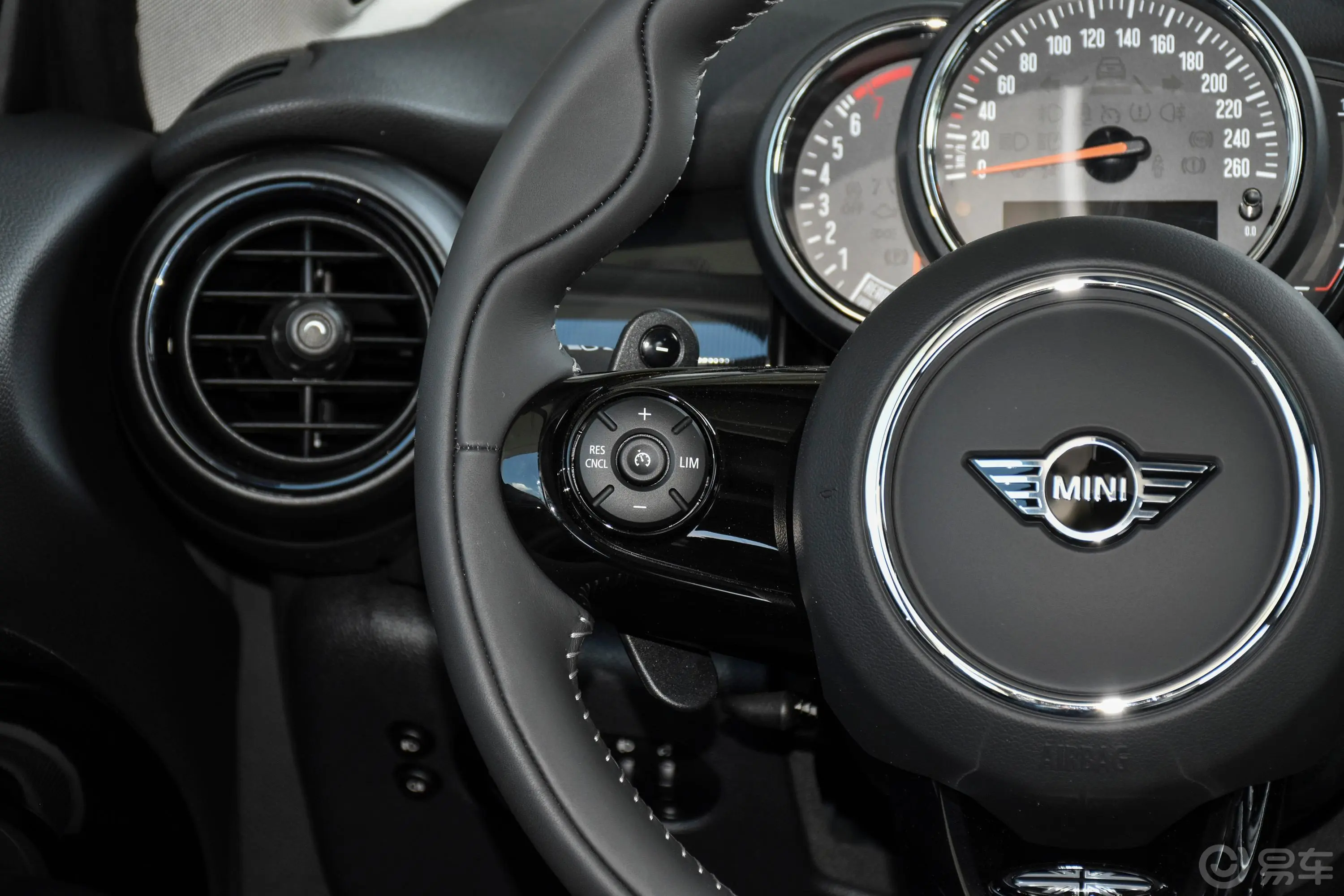 MINI2.0T COOPER S 双离合 日不落红限量版左侧方向盘功能按键