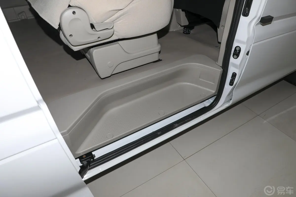 菱智M5 EV长航版 舒适型 7座空间