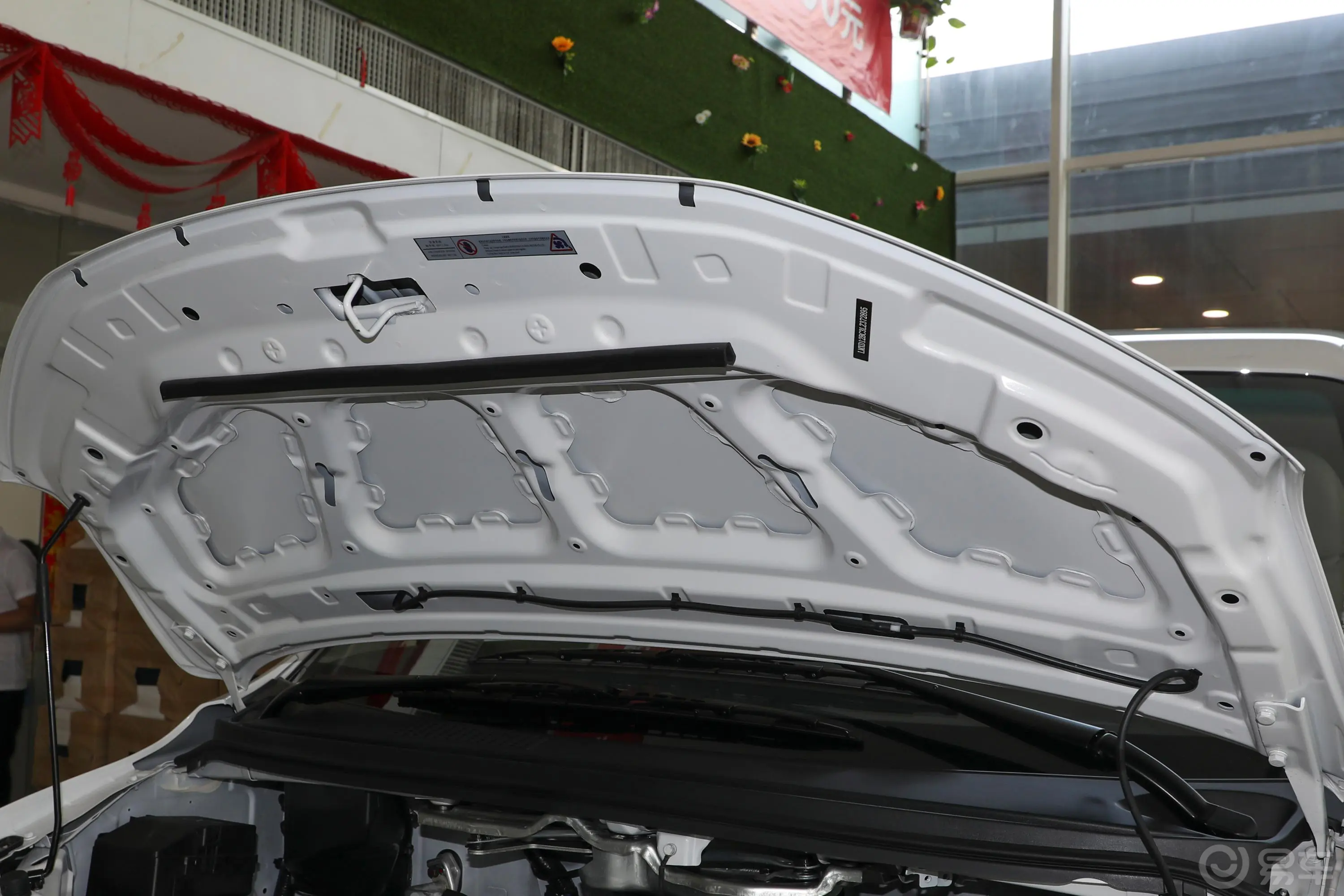 菱智M5 EV长航版 舒适型 7座发动机舱盖内侧