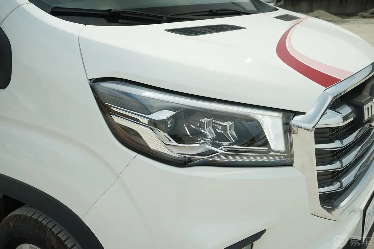 大通V90房车旅行家V90 2.0T 手自一体大灯侧45度俯拍