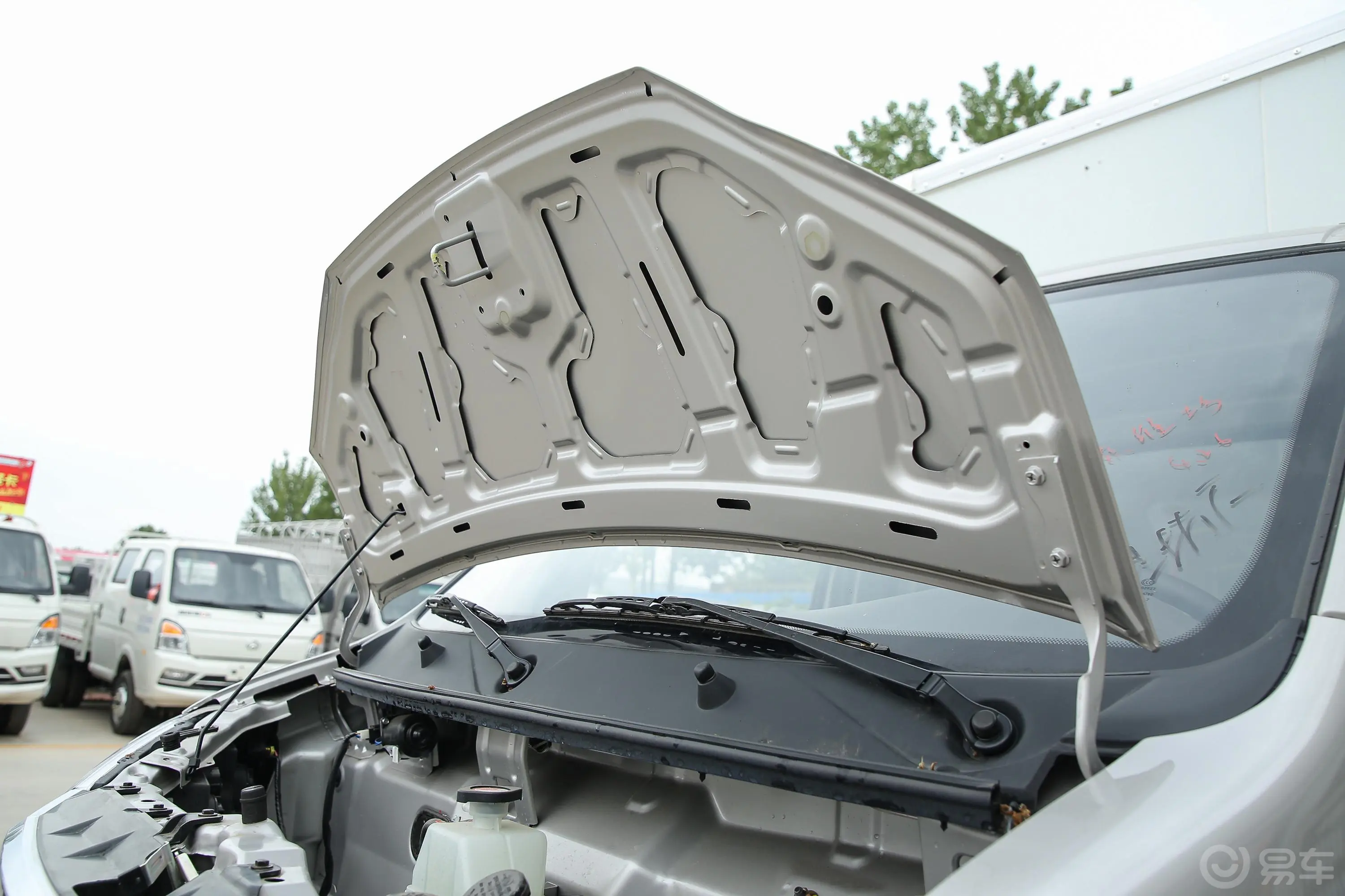 新豹T3厢式运输车N1 1.5L 单排单后轮 标准版（4.75米） SC5031XXYTMD61 汽油 国VI发动机舱盖内侧