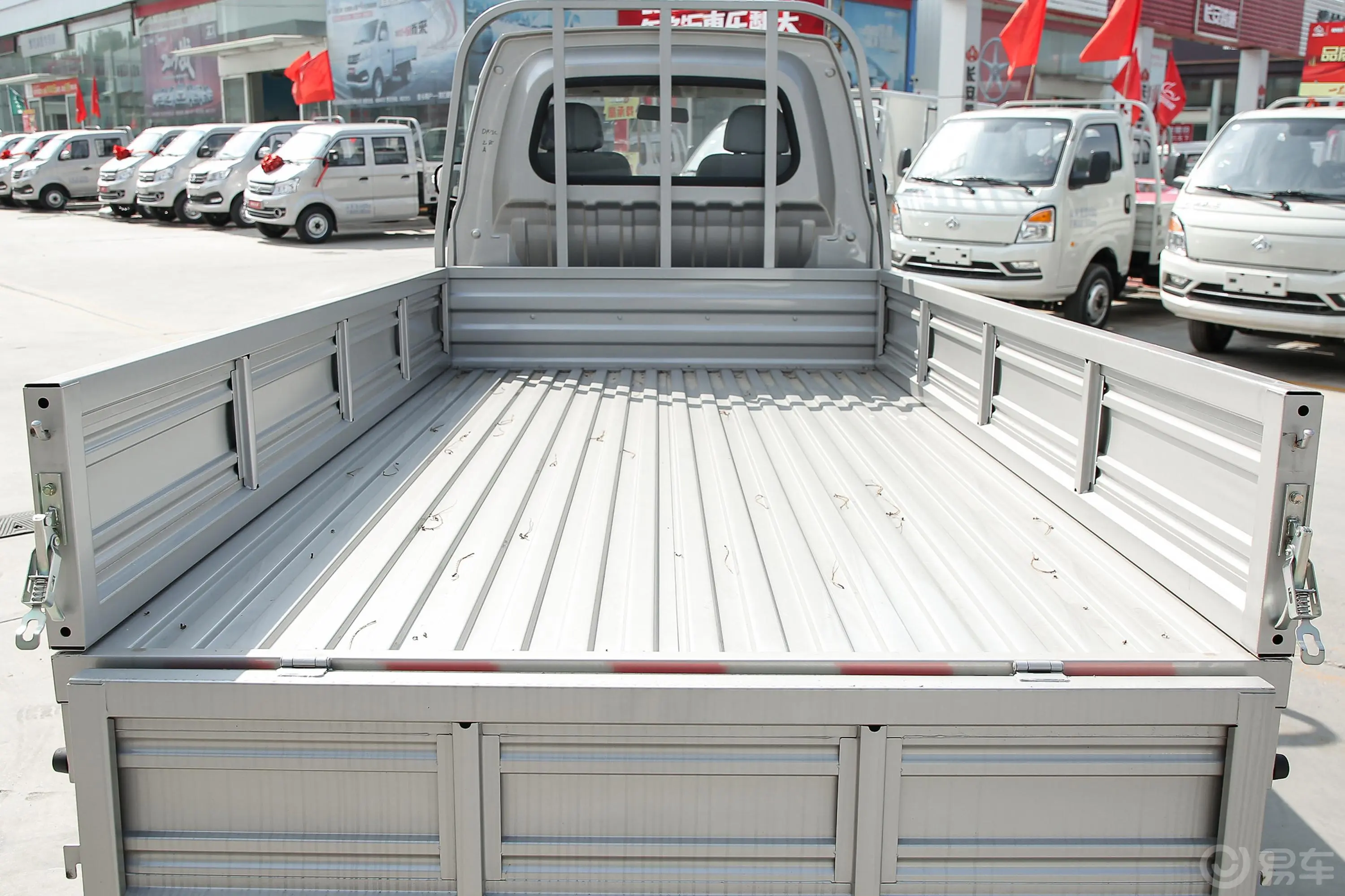 新豹T51.5L 标准型单排后单轮标准货箱后备厢空间特写