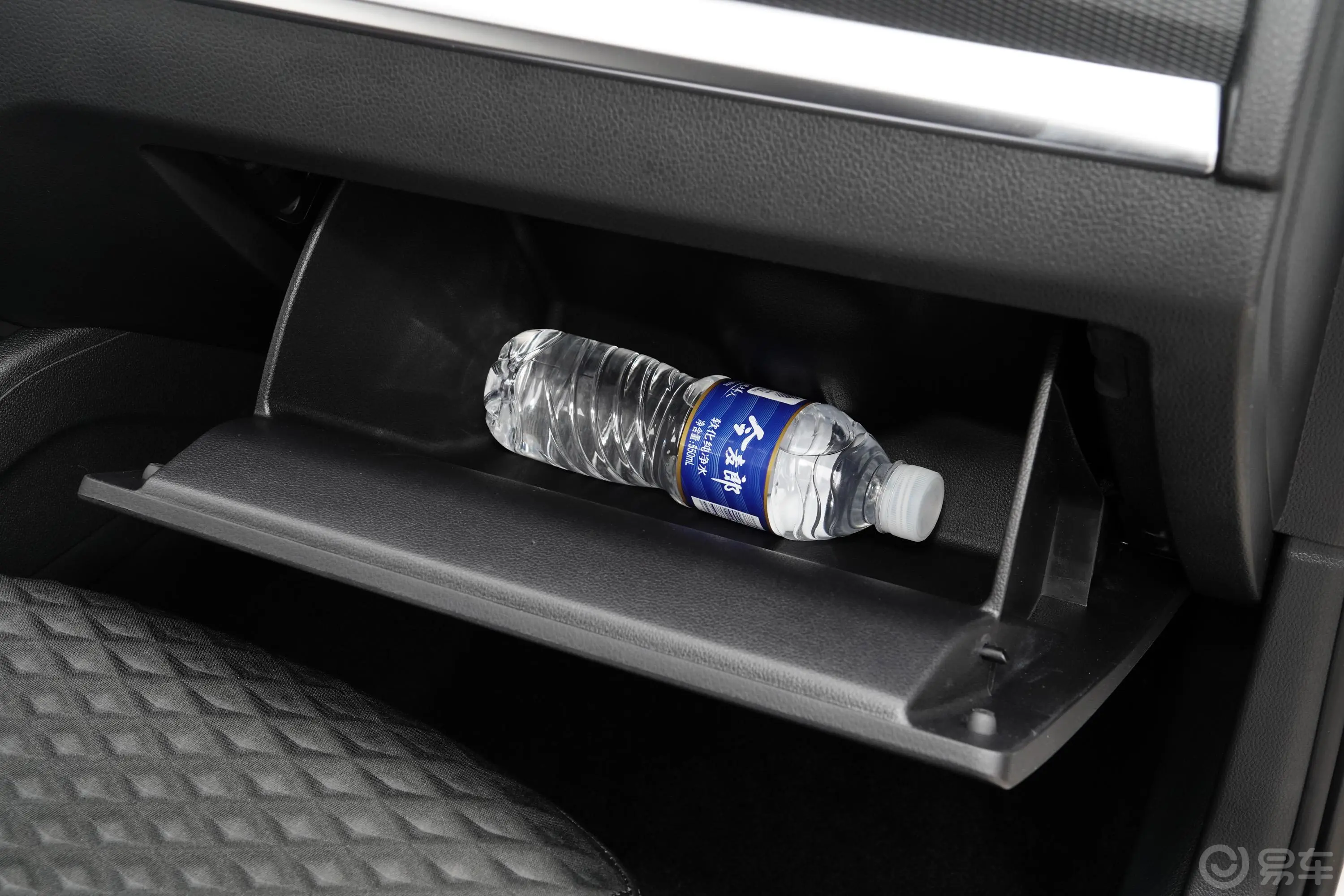 柯米克1.5L 手动 舒适版手套箱空间水瓶横置