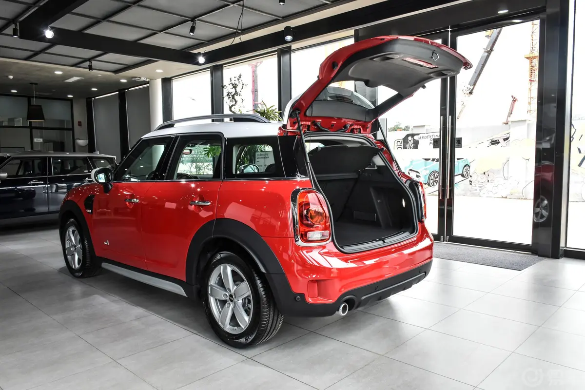 MINI COUNTRYMAN1.5T COOPER ALL4后备厢开启45度侧拍