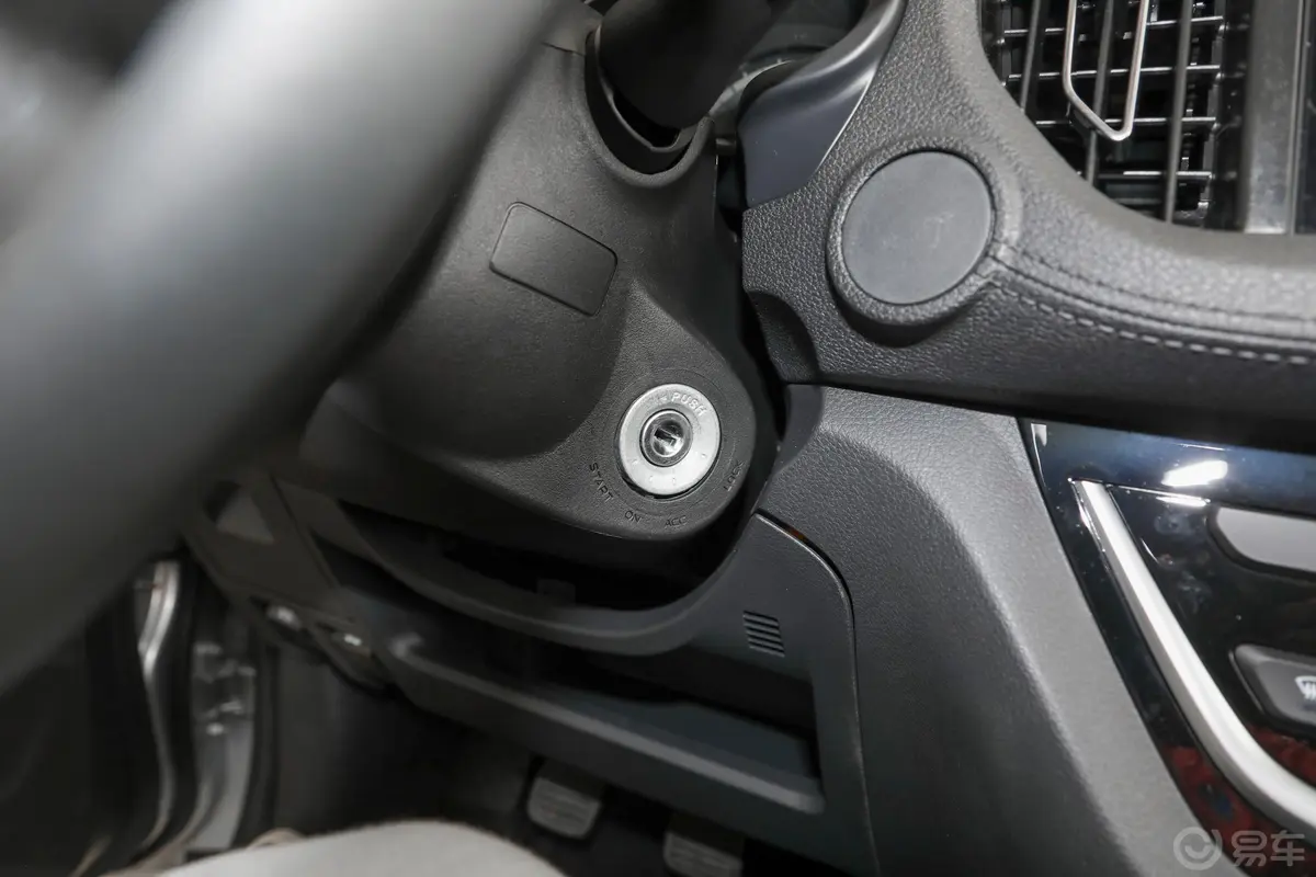 瑞迈S加长版 2.5T 手动 四驱 领航版 柴油 国VI钥匙孔或一键启动按键