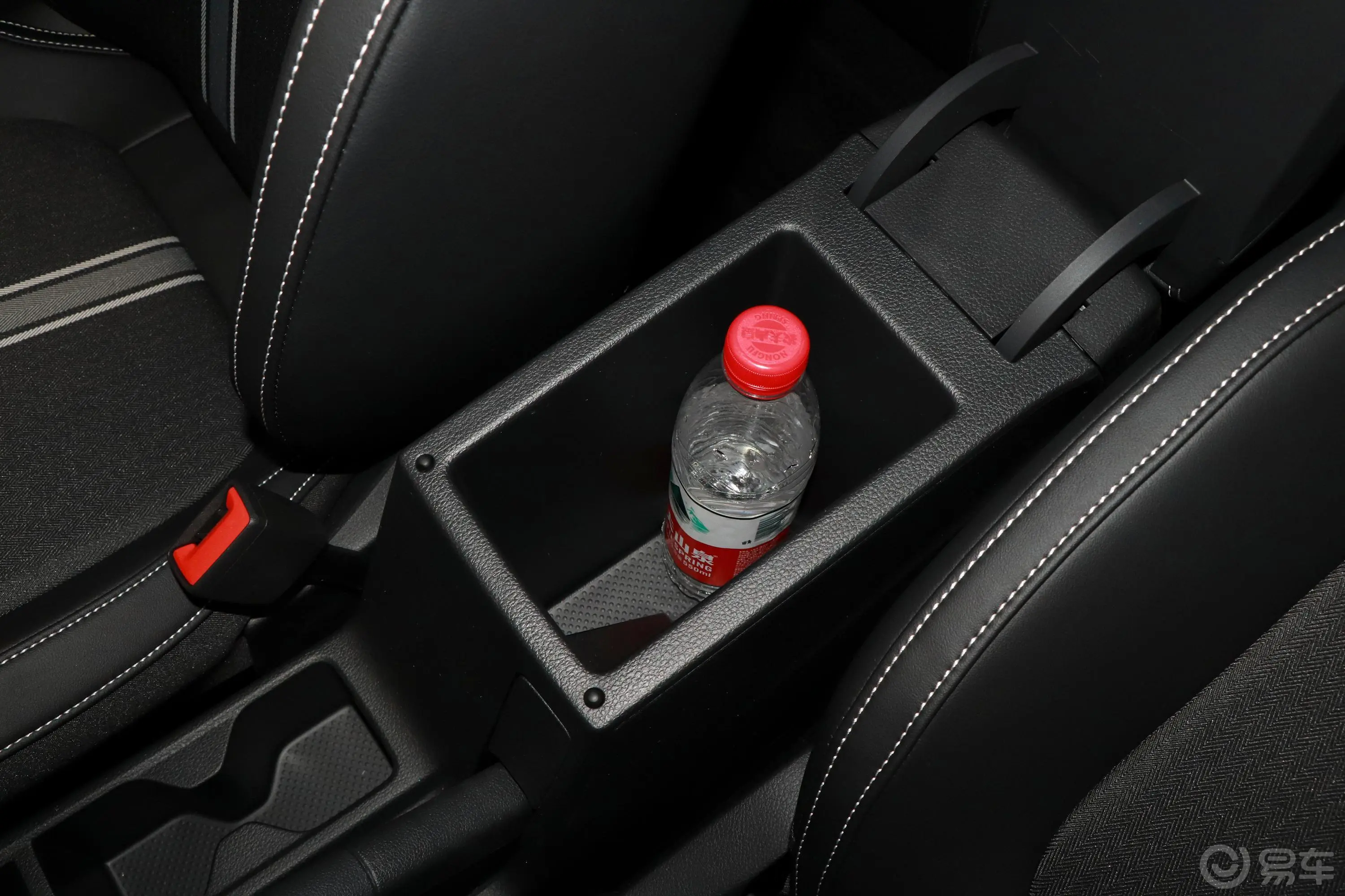 柯米克改款 GT 1.5L 手自一体 舒适版前排扶手箱储物格