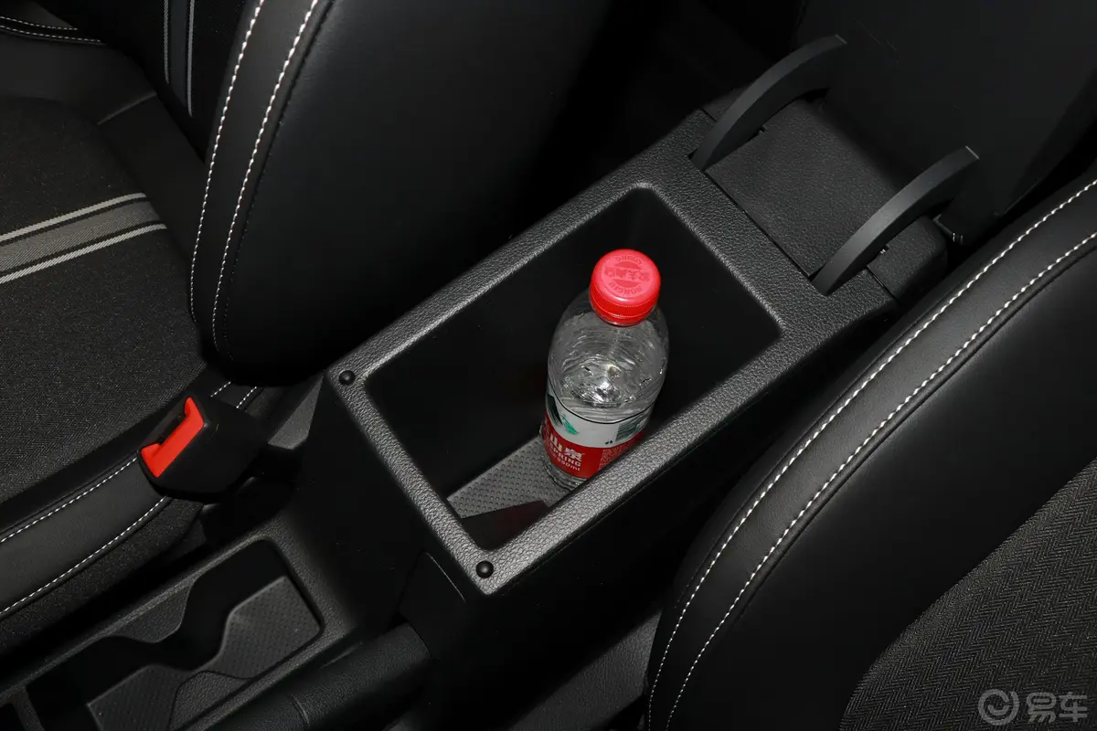 柯米克改款 GT 1.5L 手自一体 舒适版前排扶手箱储物格