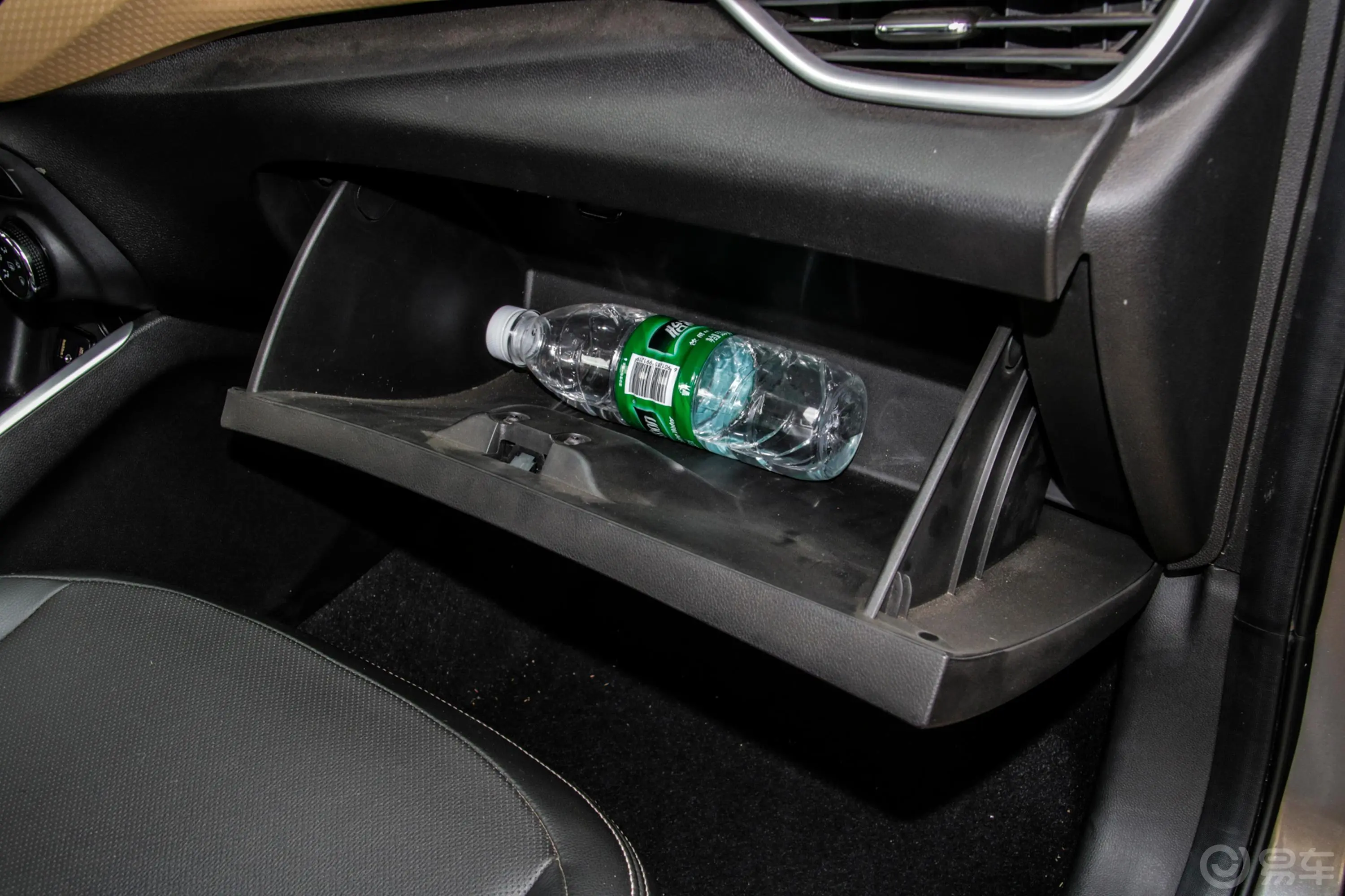 科沃兹改款 Redline 325T 手自一体 欣耀版手套箱空间水瓶横置