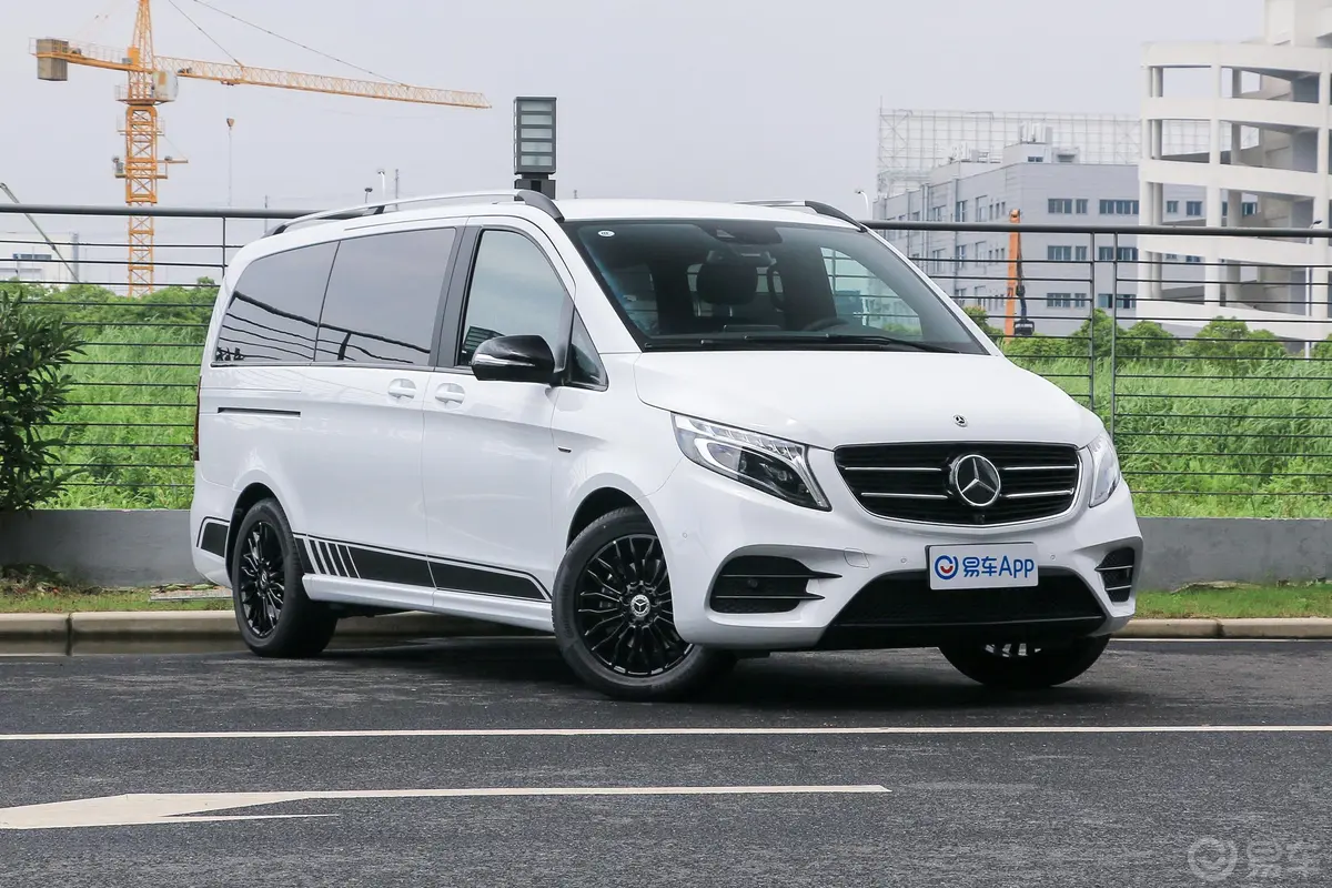 奔驰V级V 260 AMG 运动版 国VI车辆信息铭牌