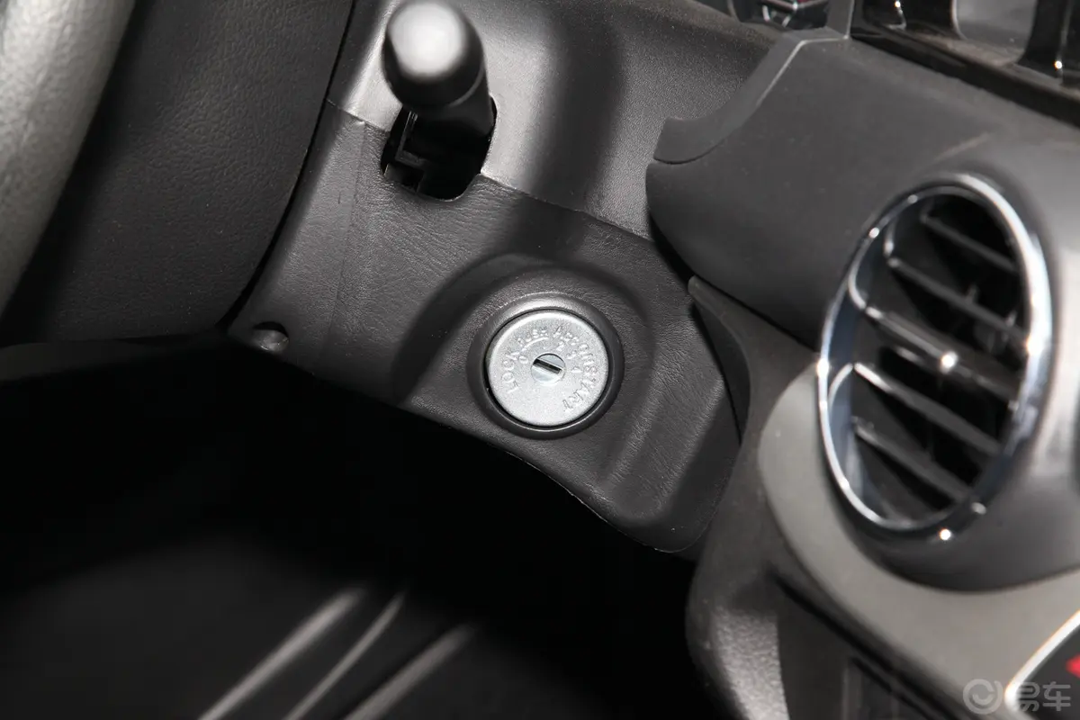 锐骐标箱 2.5T 手动 四驱 标准版 柴油 国VI钥匙孔或一键启动按键