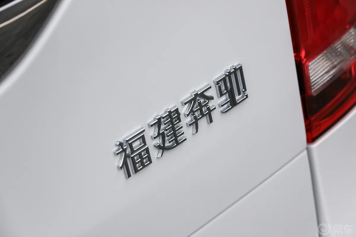 奔驰V级V 260 AMG 运动版 国VI外观