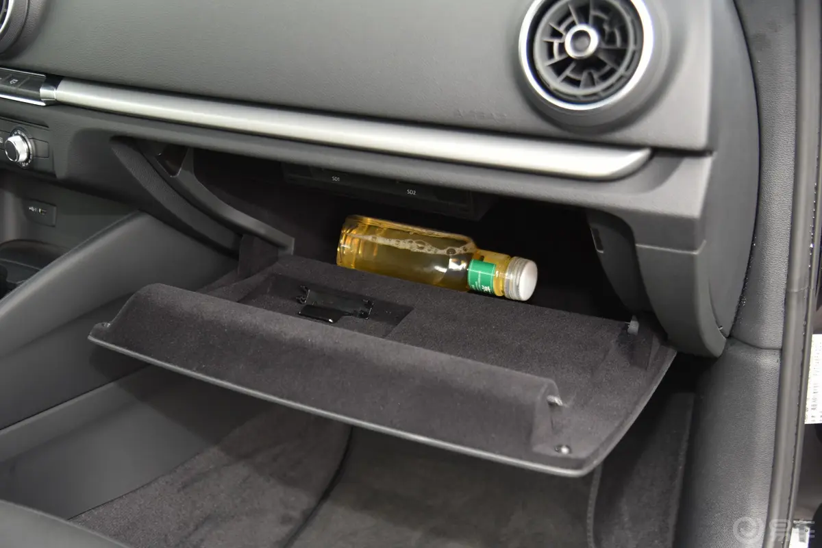 奥迪A3改款 Limousine 35 TFSI 进取型手套箱空间水瓶横置