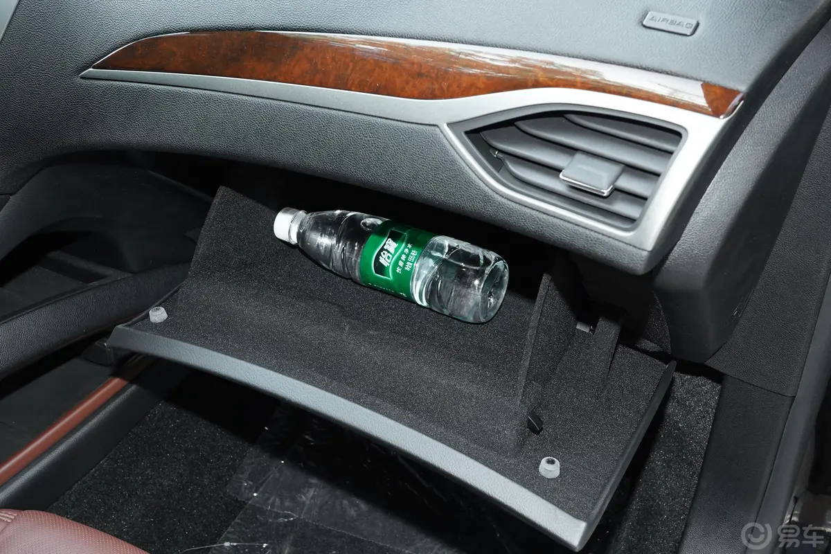 林肯MKZ2.0T 尊耀版手套箱空间水瓶横置
