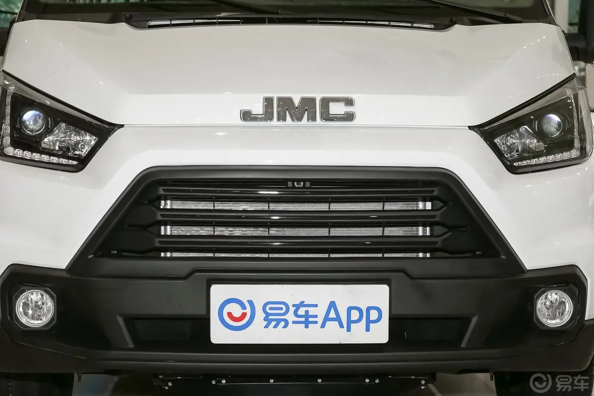 特顺长轴高顶 2.8T 手动 商运型 后单胎 6座 JX493外观