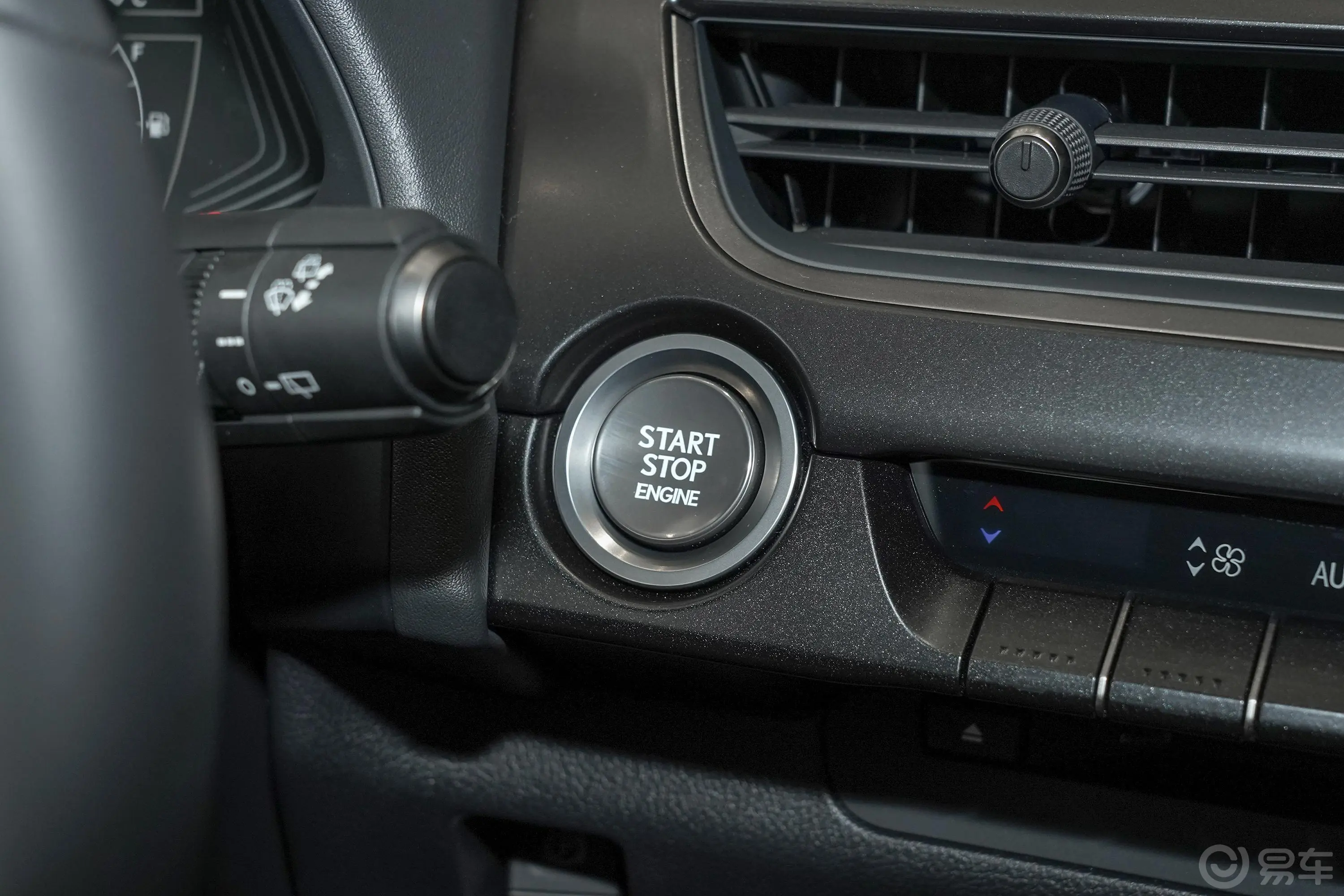 雷克萨斯UX200 特别版钥匙孔或一键启动按键