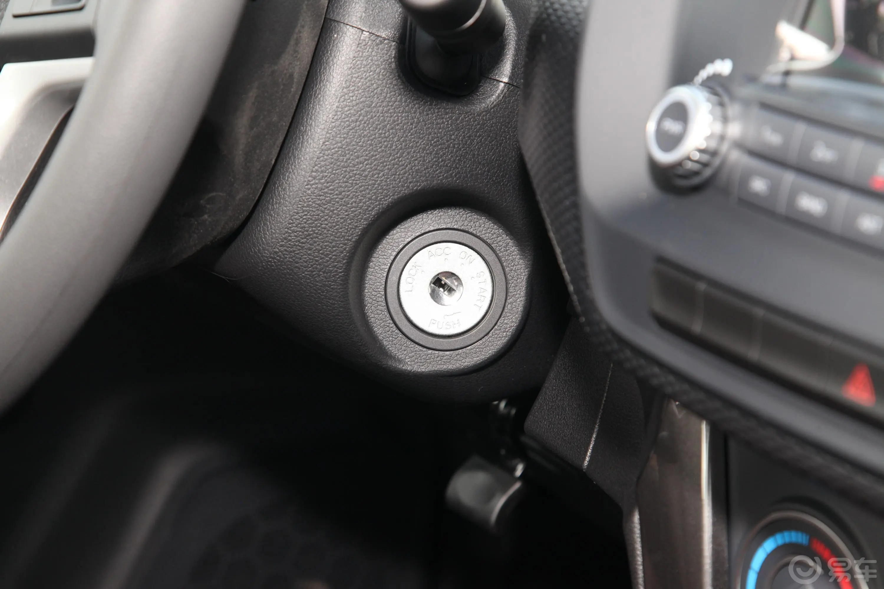 风骏52.0T 手动 两驱 精英型 柴油 国VI钥匙孔或一键启动按键