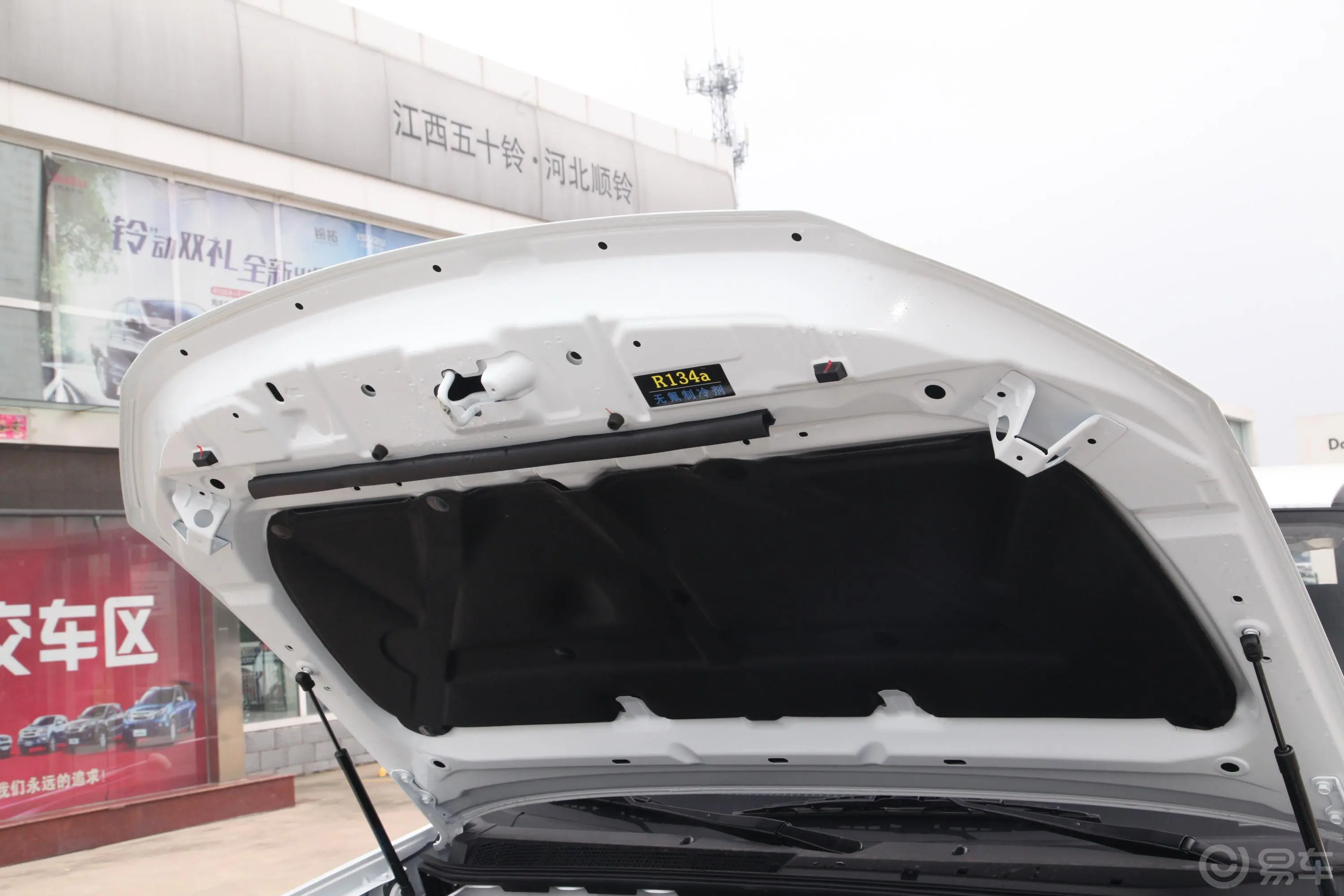 瑞迈S改款 加长版 2.5T 手动两驱领航版 柴油 国VI发动机舱盖内侧