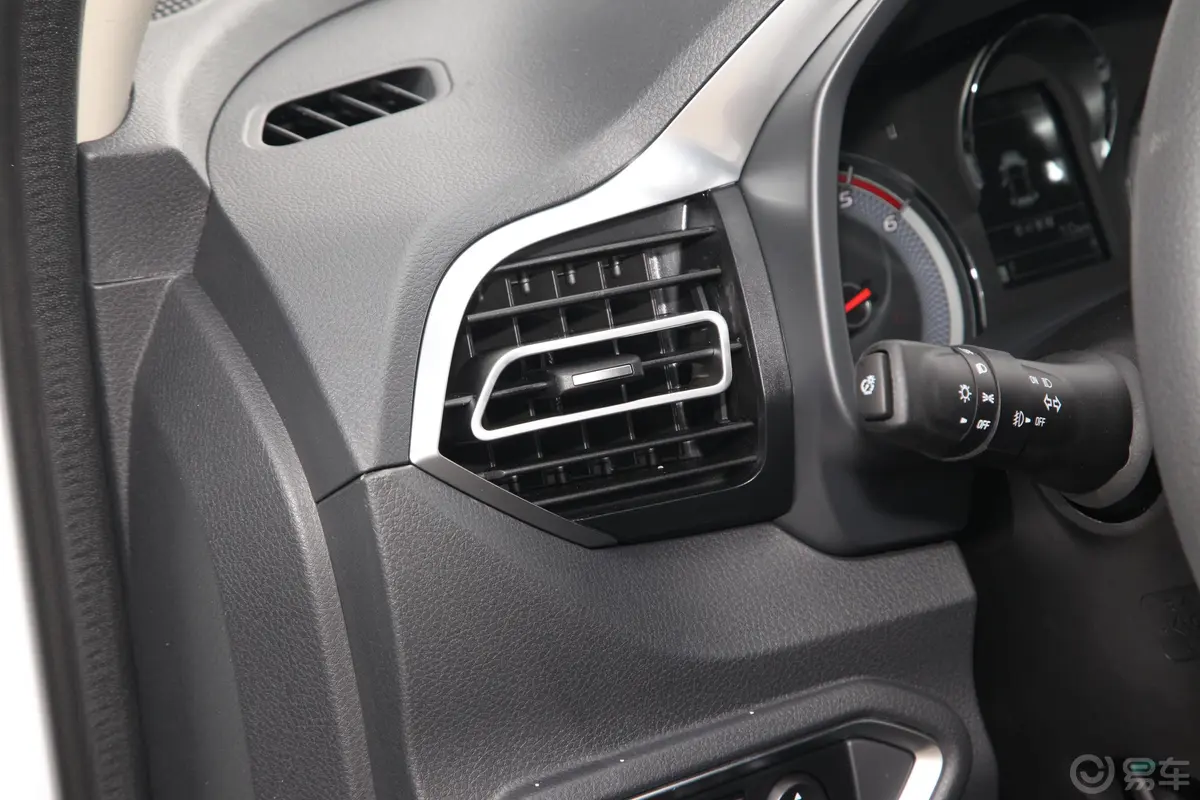 瑞迈S改款 标轴版 2.5T 手动两驱领航版 柴油 国VI主驾驶位