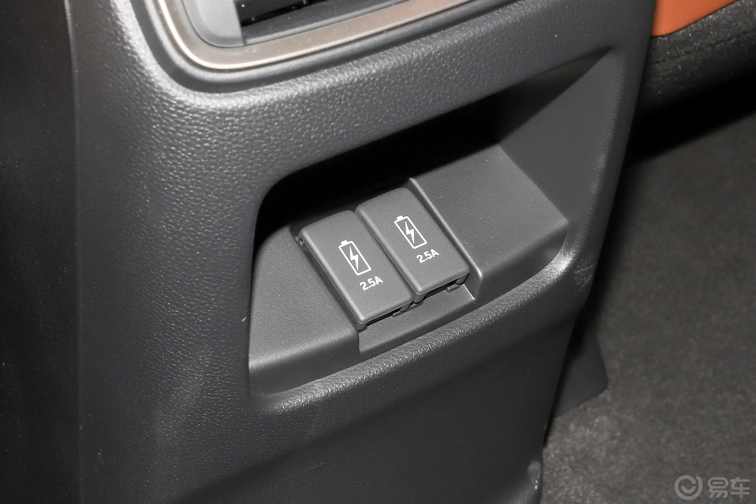本田CR-V锐·混动 2.0L 两驱 净驰版后排充电口