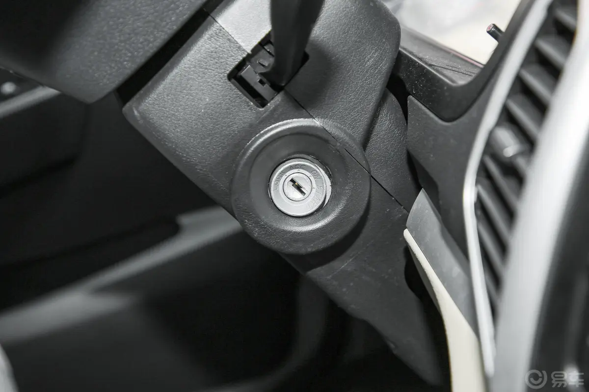 跨越王X5载货汽车N1 1.5L 双排双后轮 舒适版 SC1031FAS6A3 汽油 国VI钥匙孔或一键启动按键