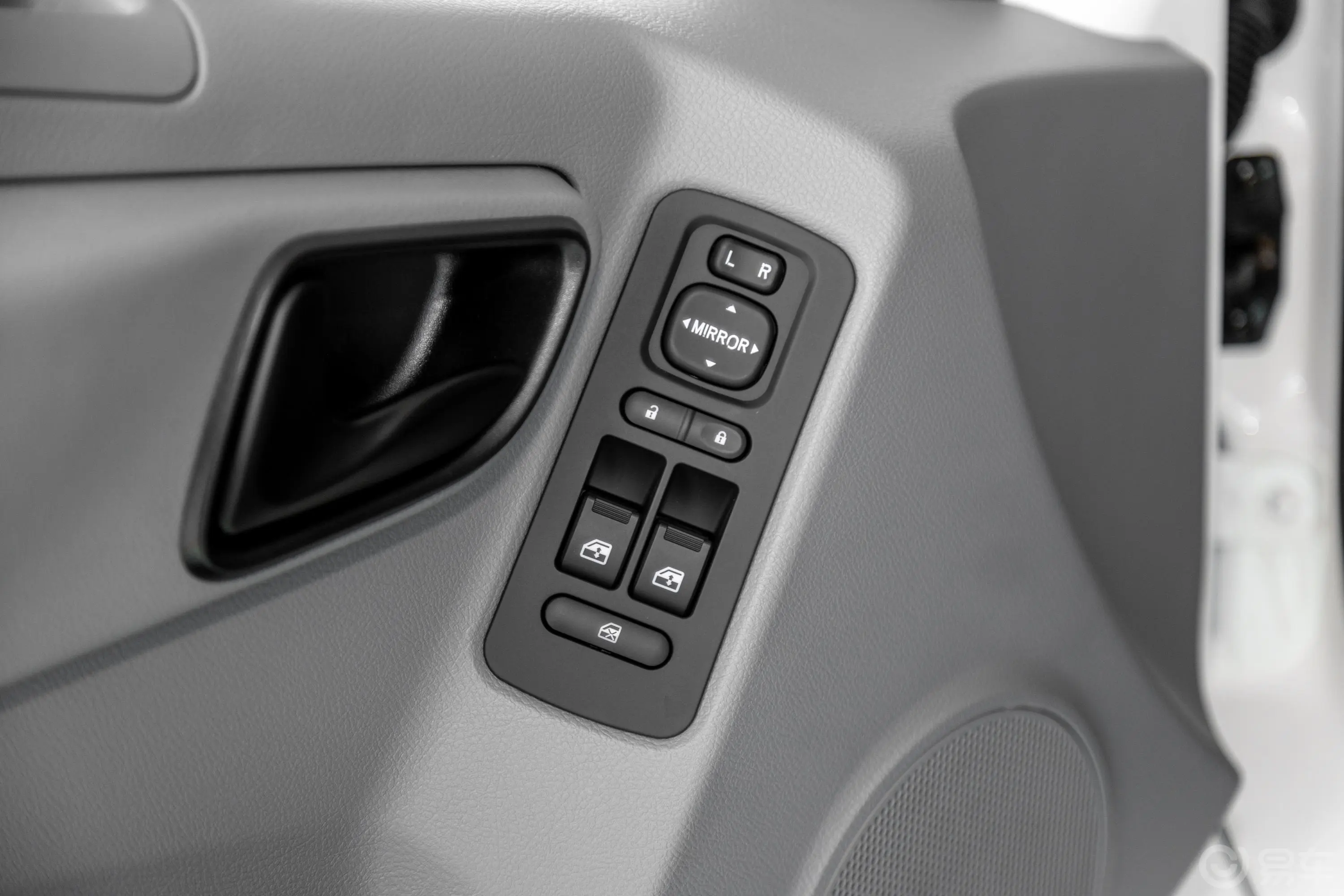 图雅诺2.8T 手动 短轴中顶 多功能版(康明斯) 5-6座 柴油 国VI车窗调节整体