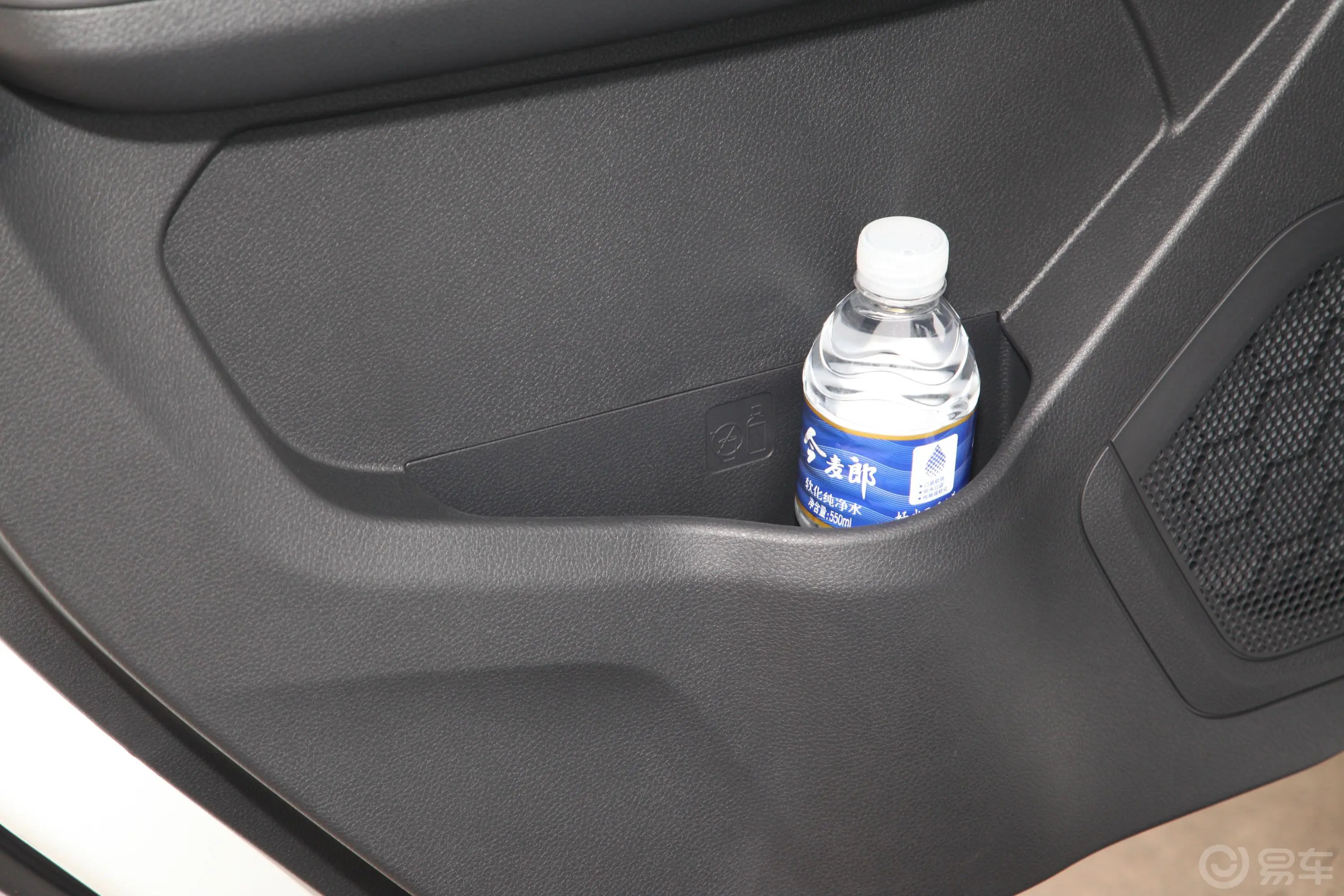 瑞迈S改款 标轴版 2.5T 手动四驱领航版 柴油 国VI后排空间
