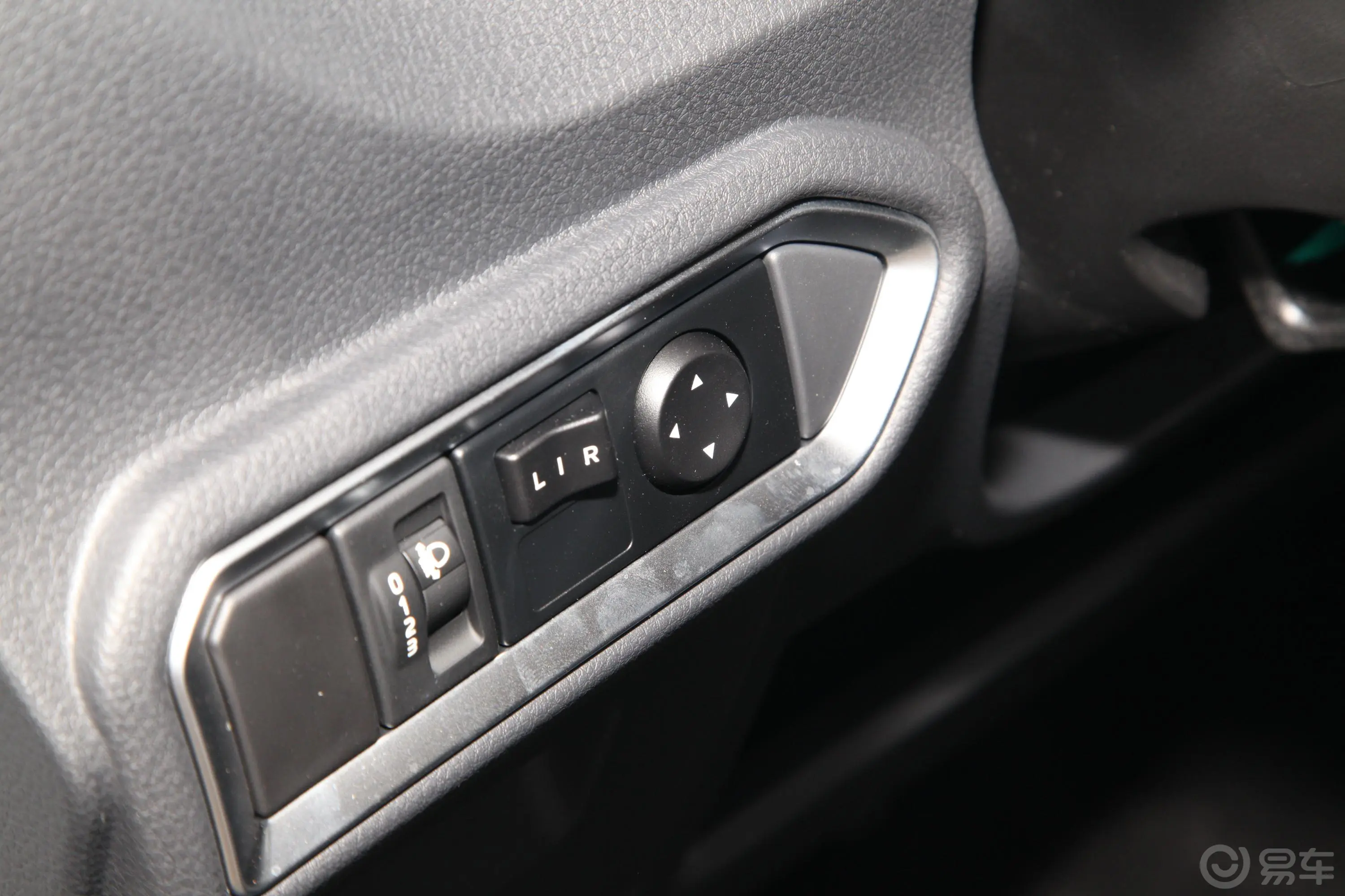 瑞迈S改款 标轴版 2.5T 手动四驱领航版 柴油 国VI后视镜调节键