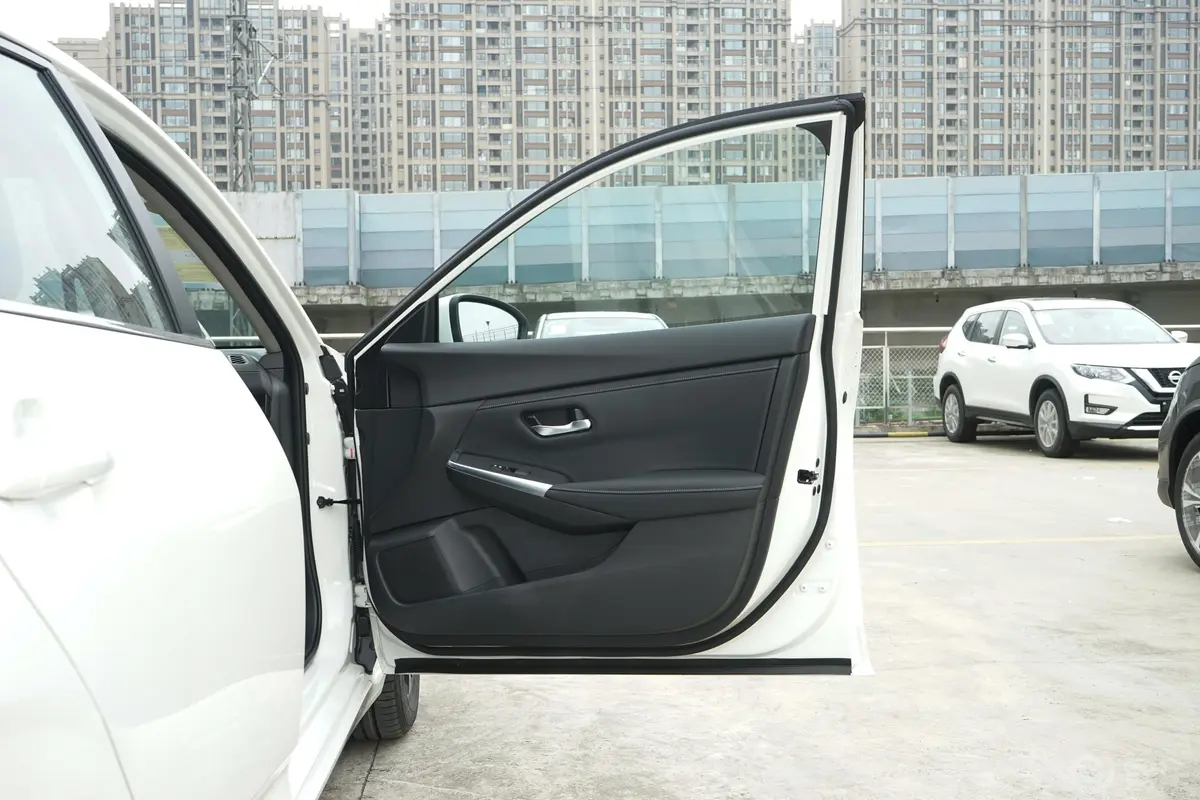轩逸改款 1.6XL CVT 智享版副驾侧前车门