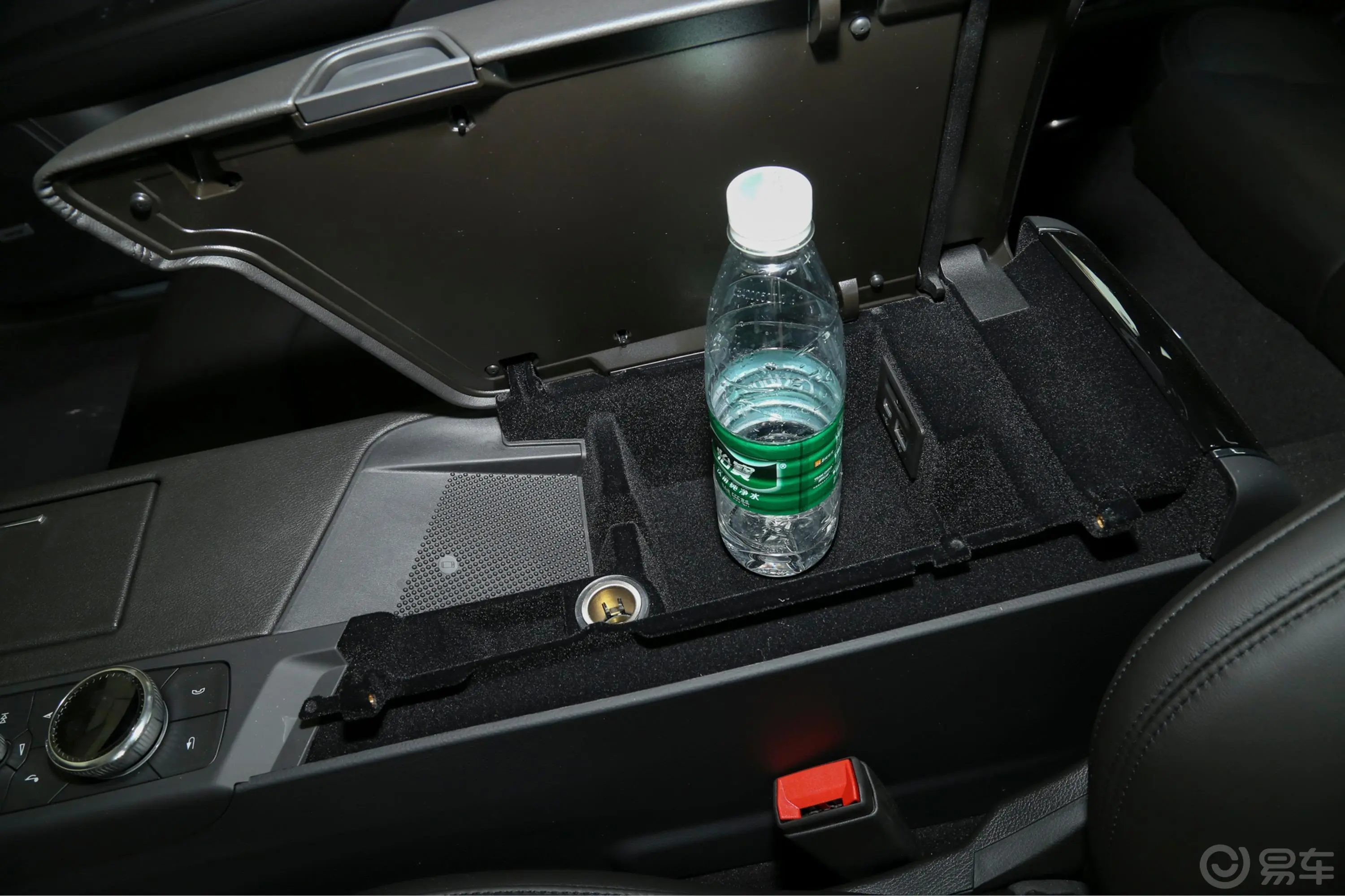 凯迪拉克CT6改款 28T 精英型前排扶手箱储物格