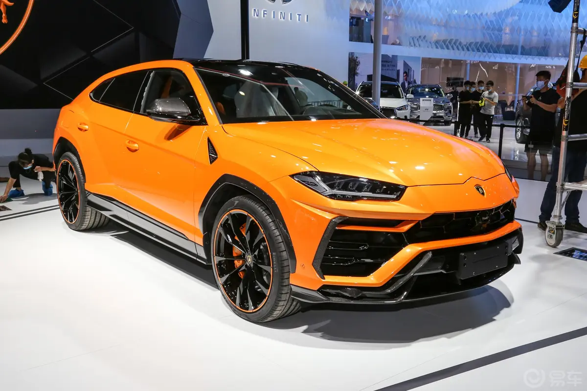 Urus4.0T V8侧前45度车头向右水平