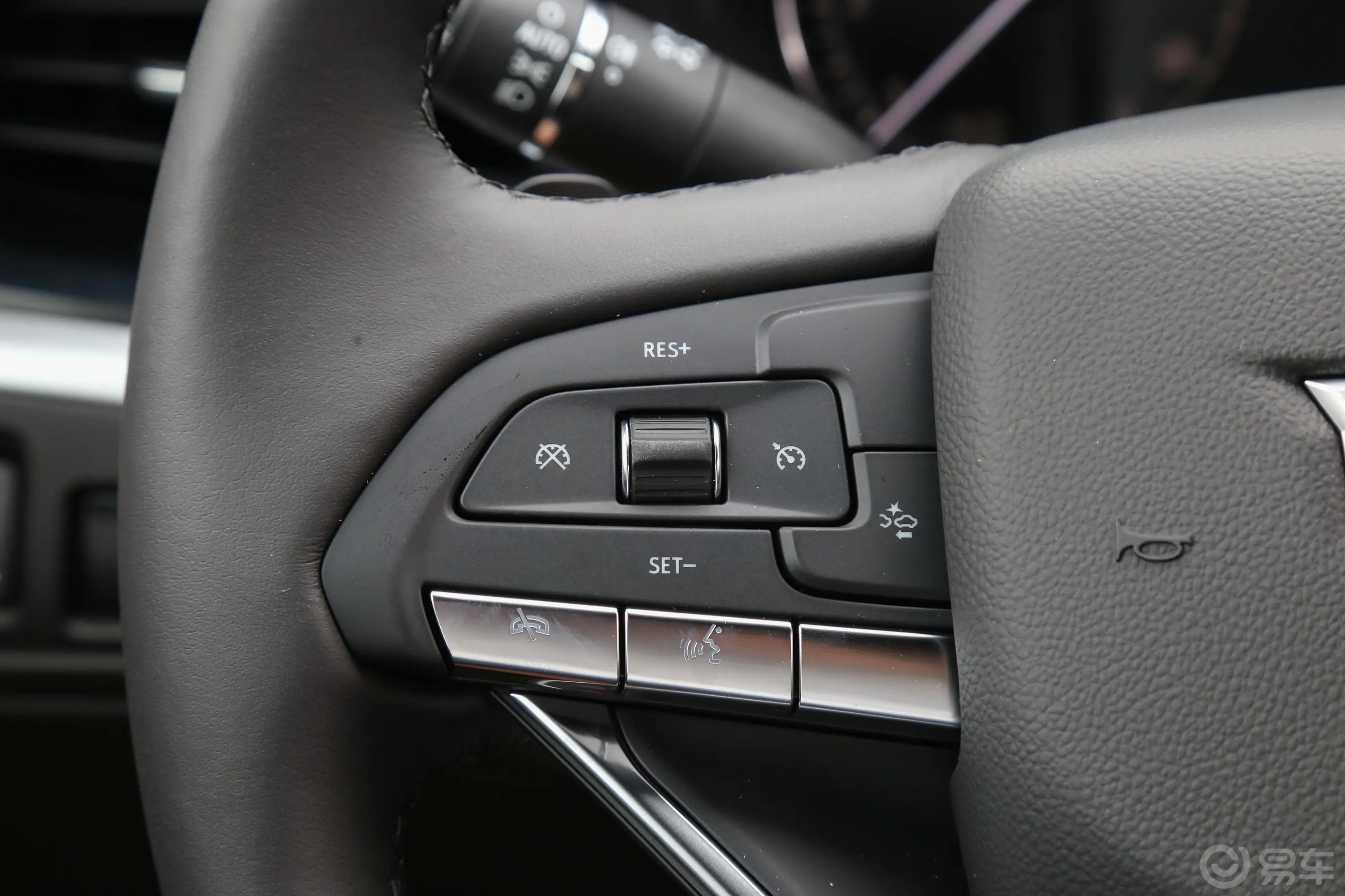 凯迪拉克XT6改款 28T 两驱 豪华型 7座左侧方向盘功能按键