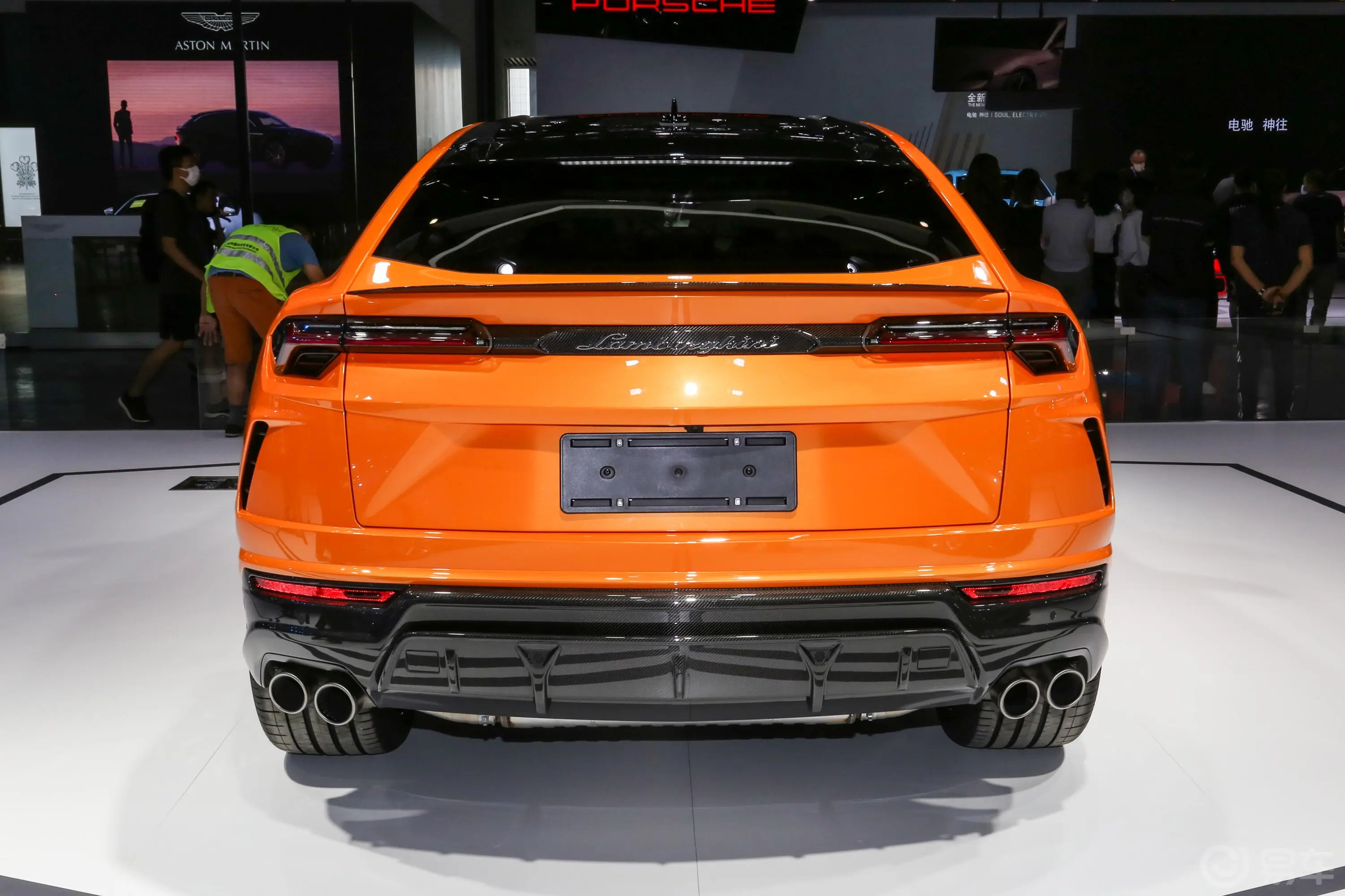 Urus4.0T V8正后水平