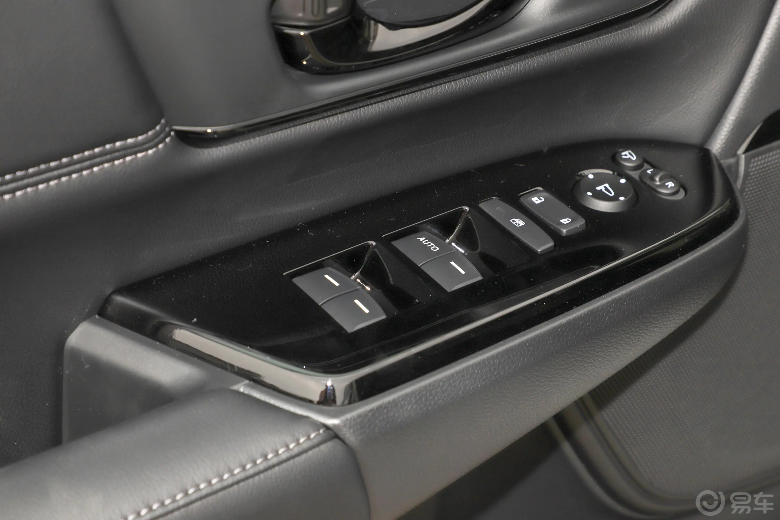 本田CR-V锐·混动 2.0L 四驱 净·黑爵士版车窗调节整体