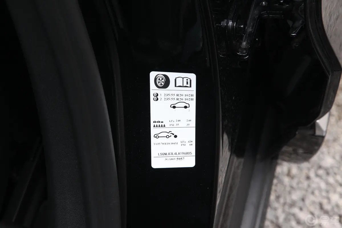 凯迪拉克XT6改款 28T 四驱 豪华型 7座胎压信息铭牌